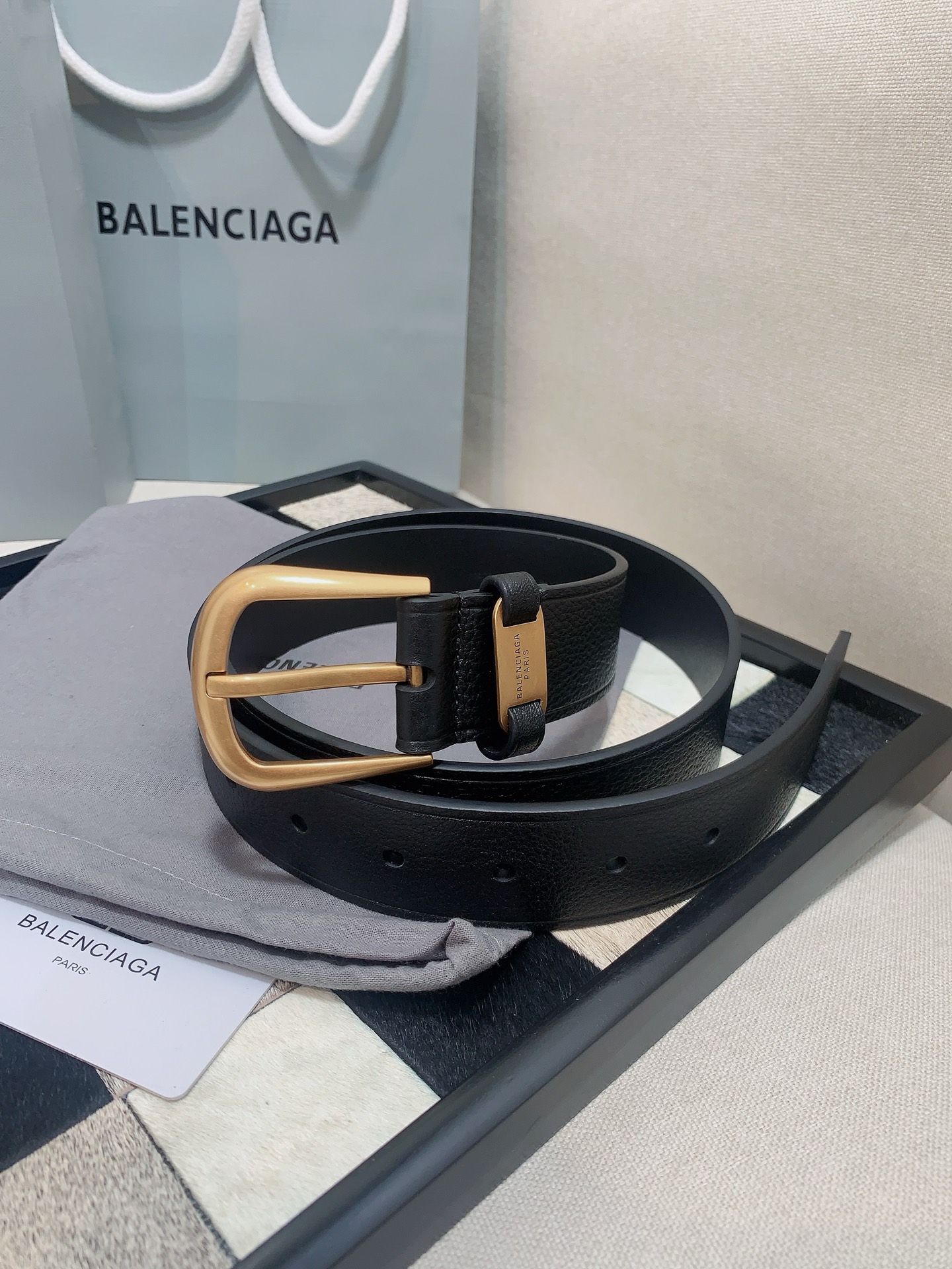 Balenciaga巴黎世家  是法国的奢侈品牌，作为时尚界最具影响力品牌之一的地位。设计师源于：都市时尚潮流独特的设计风格，采用进口小牛皮制作；搭配纯铜复古五金，使其更具魅力。值得拥有的百搭精品。宽度:.cm  顶级版本  P:EE