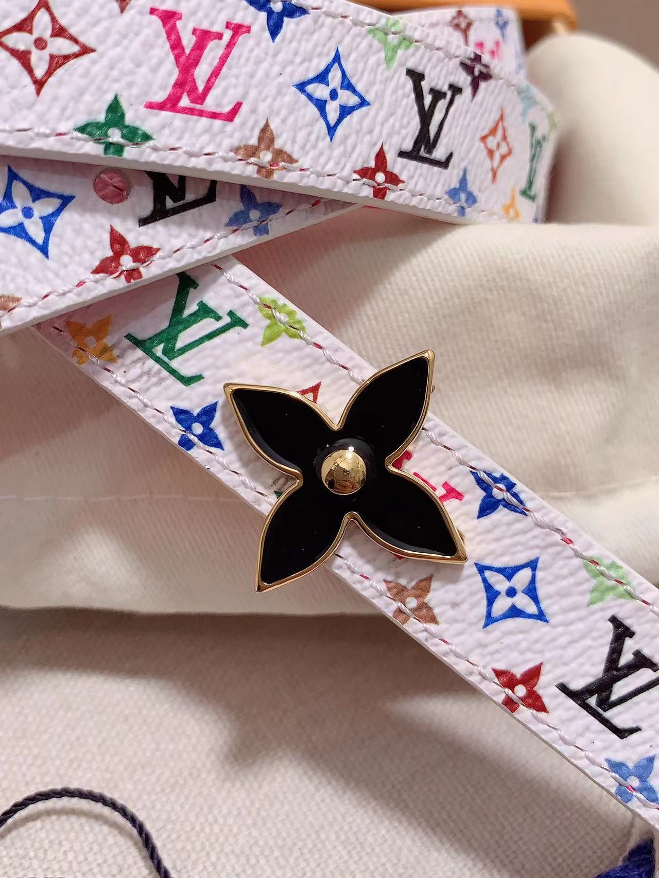  Louis vuitton
宽度：1.5cm
l v 村上隆联名腰带。实用又精致。精致又好看的1.5m