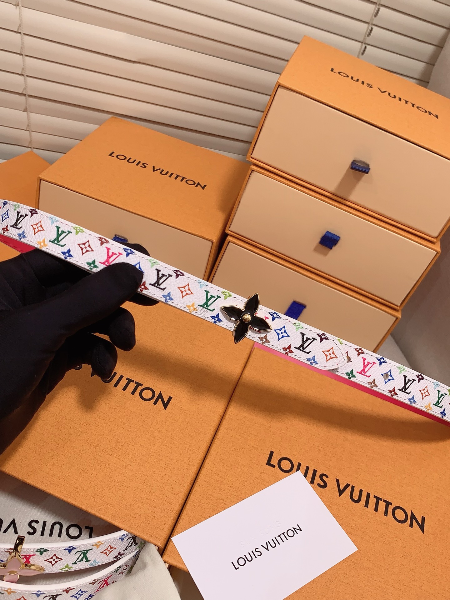  Louis vuitton
宽度：1.5cm
l v 村上隆联名腰带。实用又精致。精致又好看的1.5m