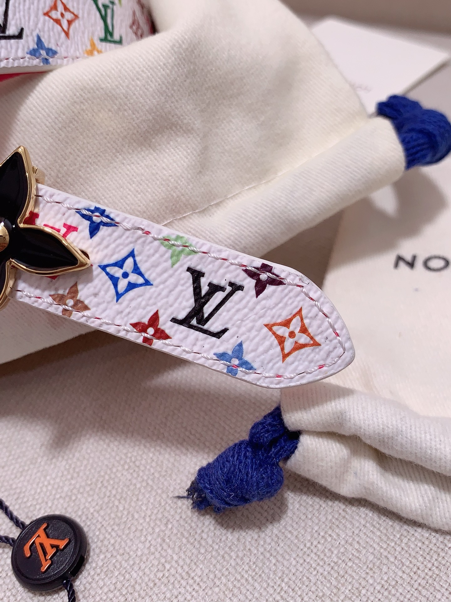  Louis vuitton
宽度：1.5cm
l v 村上隆联名腰带。实用又精致。精致又好看的1.5m