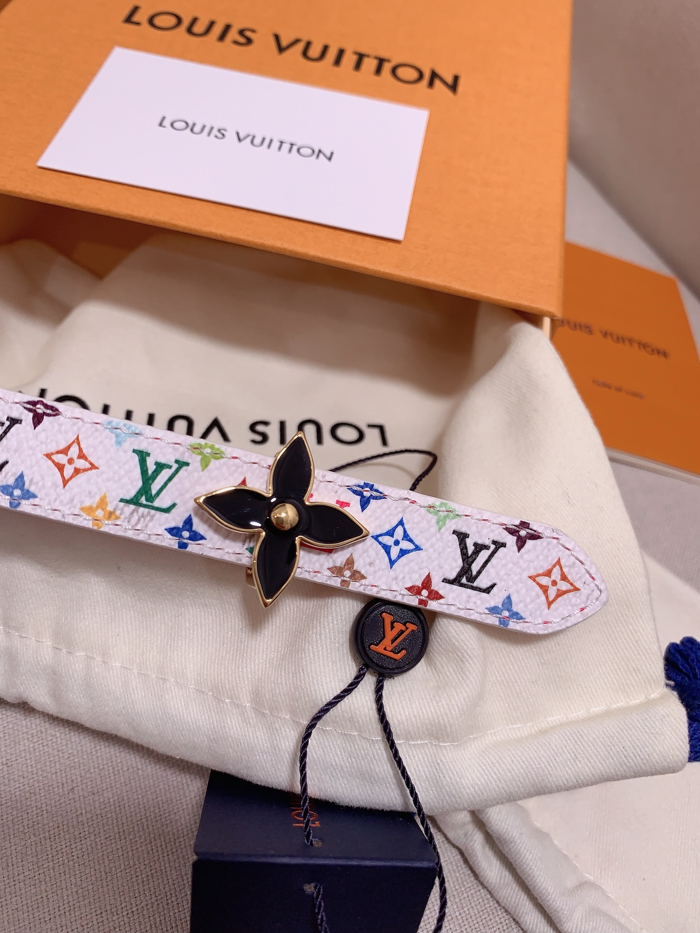  Louis vuitton
宽度：1.5cm
l v 村上隆联名腰带。实用又精致。精致又好看的1.5m