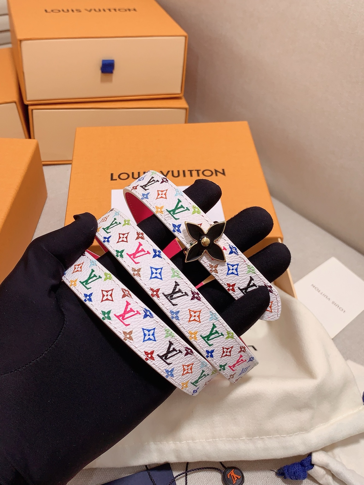  Louis vuitton
宽度：1.5cm
l v 村上隆联名腰带。实用又精致。精致又好看的1.5m