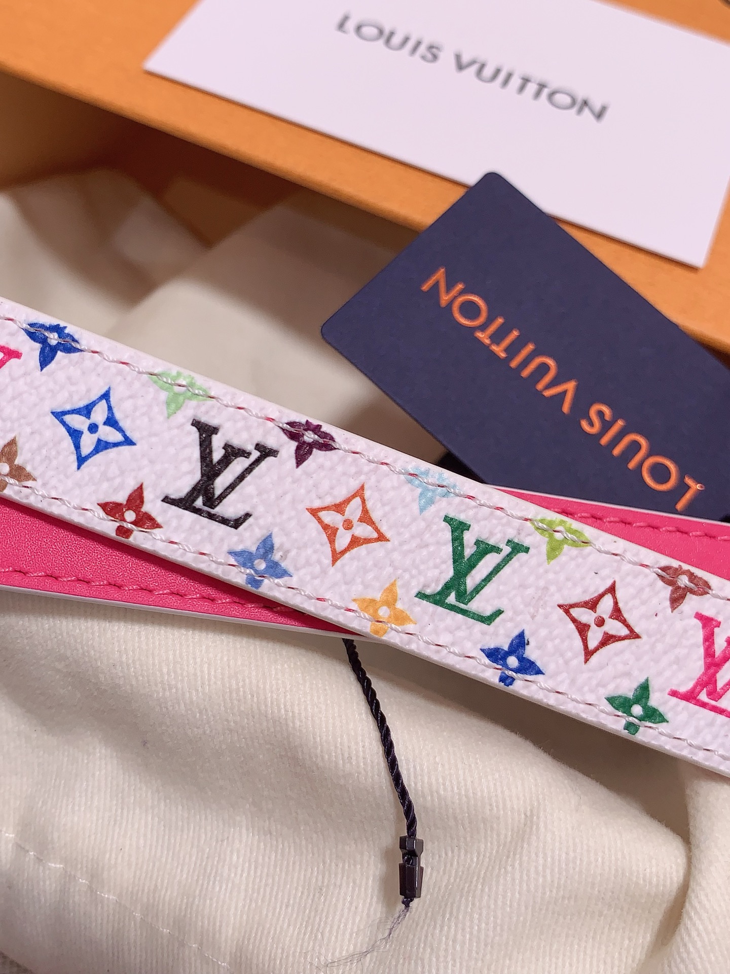  Louis vuitton
宽度：1.5cm
l v 村上隆联名腰带。实用又精致。精致又好看的1.5m