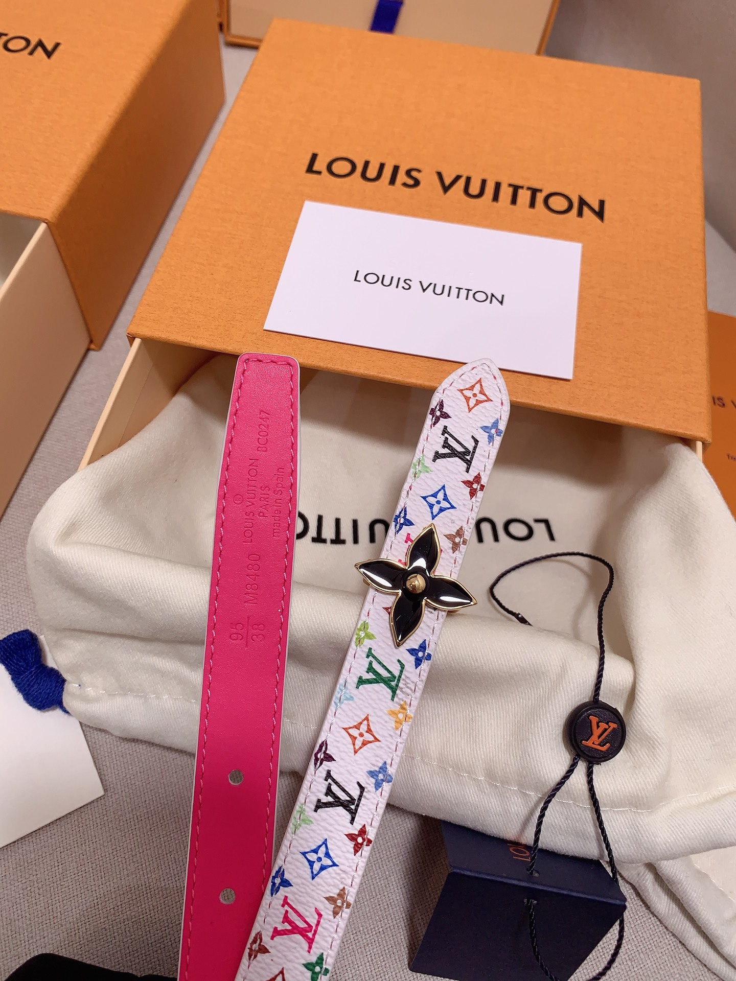  Louis vuitton
宽度：1.5cm
l v 村上隆联名腰带。实用又精致。精致又好看的1.5m