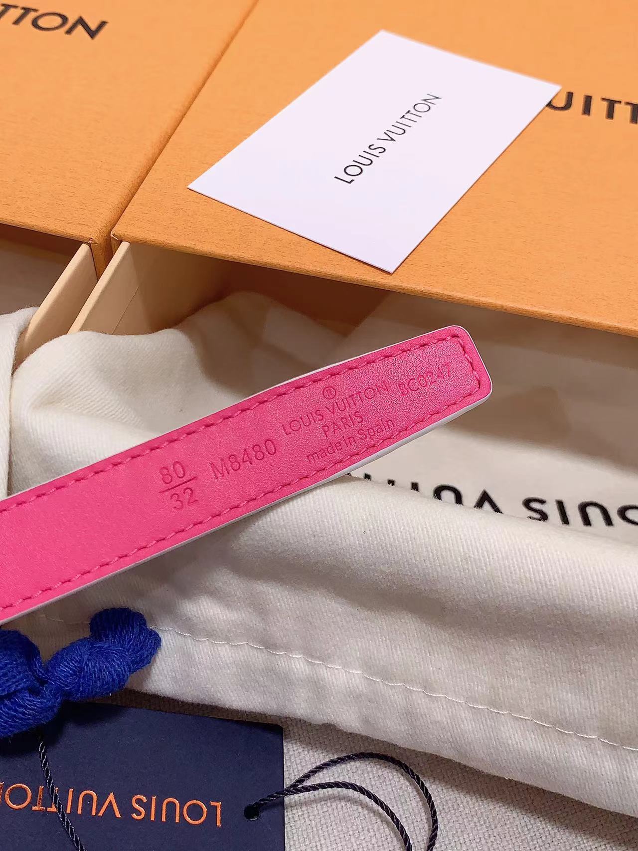  Louis vuitton
宽度：1.5cm
l v 村上隆联名腰带。实用又精致。精致又好看的1.5m