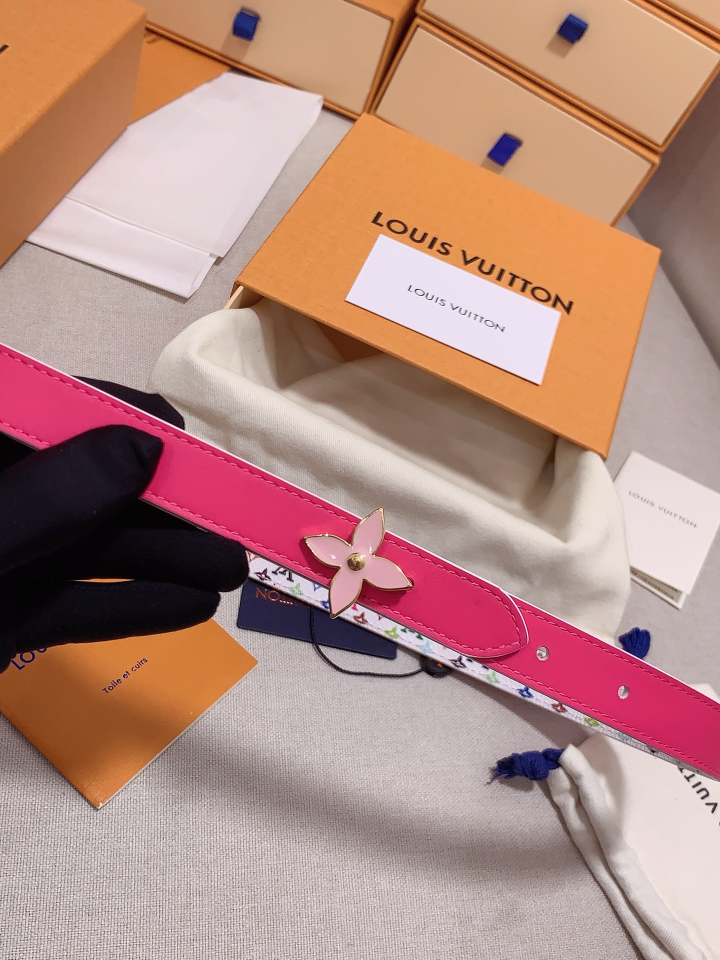  Louis vuitton
宽度：1.5cm
l v 村上隆联名腰带。实用又精致。精致又好看的1.5m