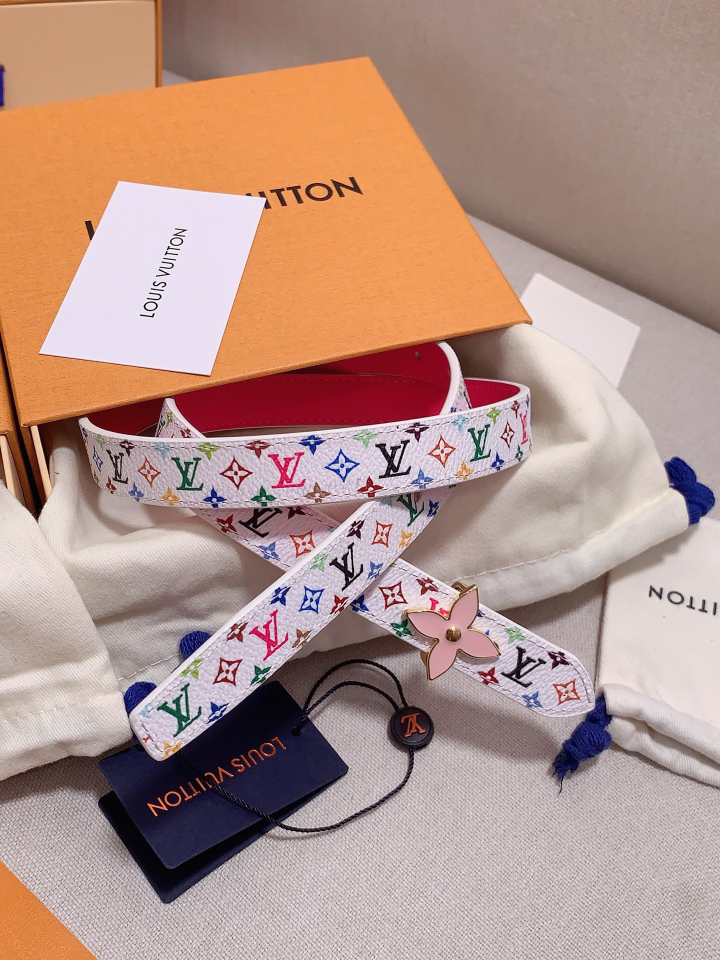  Louis vuitton
宽度：1.5cm
l v 村上隆联名腰带。实用又精致。精致又好看的1.5m