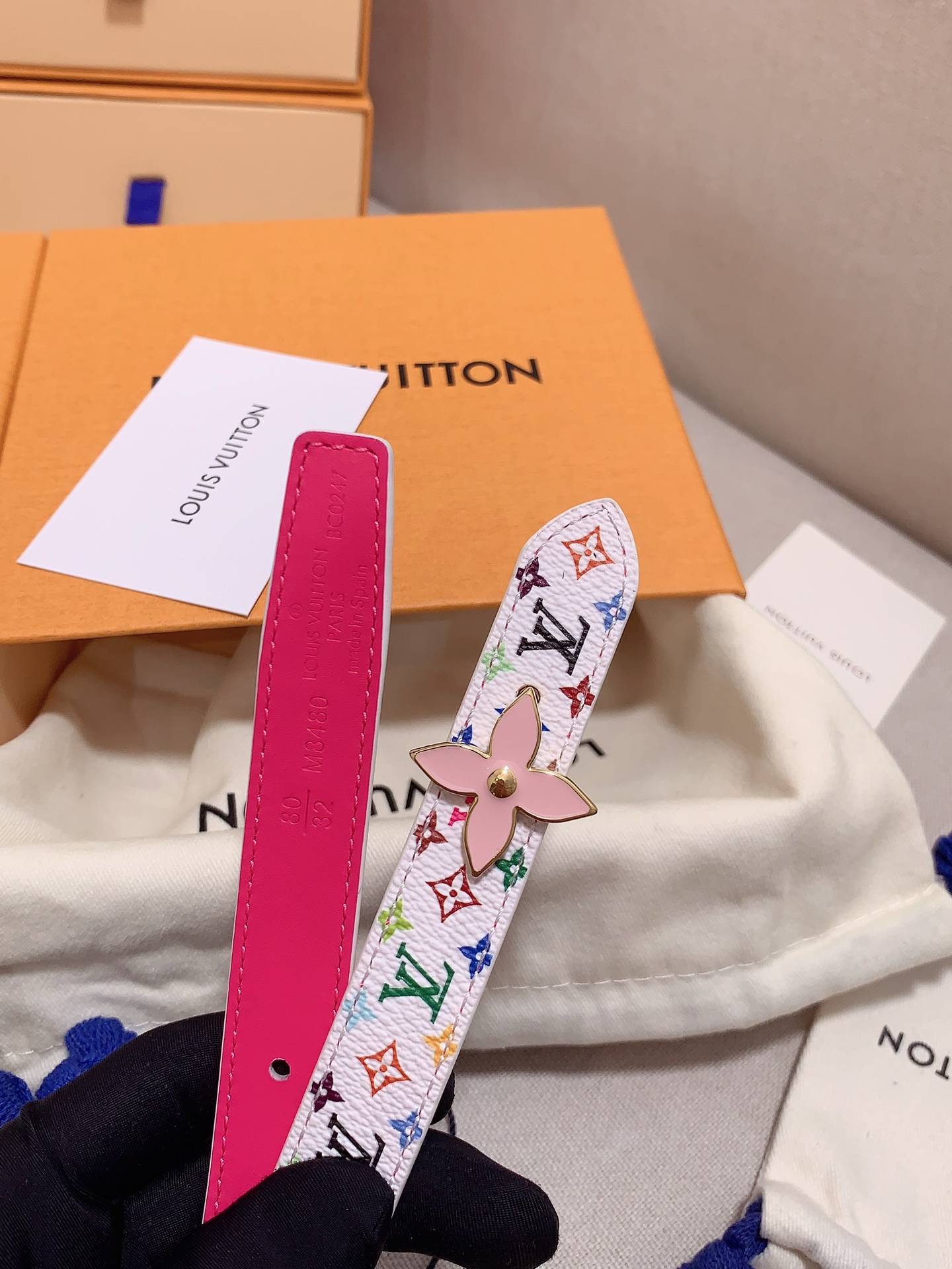  Louis vuitton
宽度：1.5cm
l v 村上隆联名腰带。实用又精致。精致又好看的1.5m