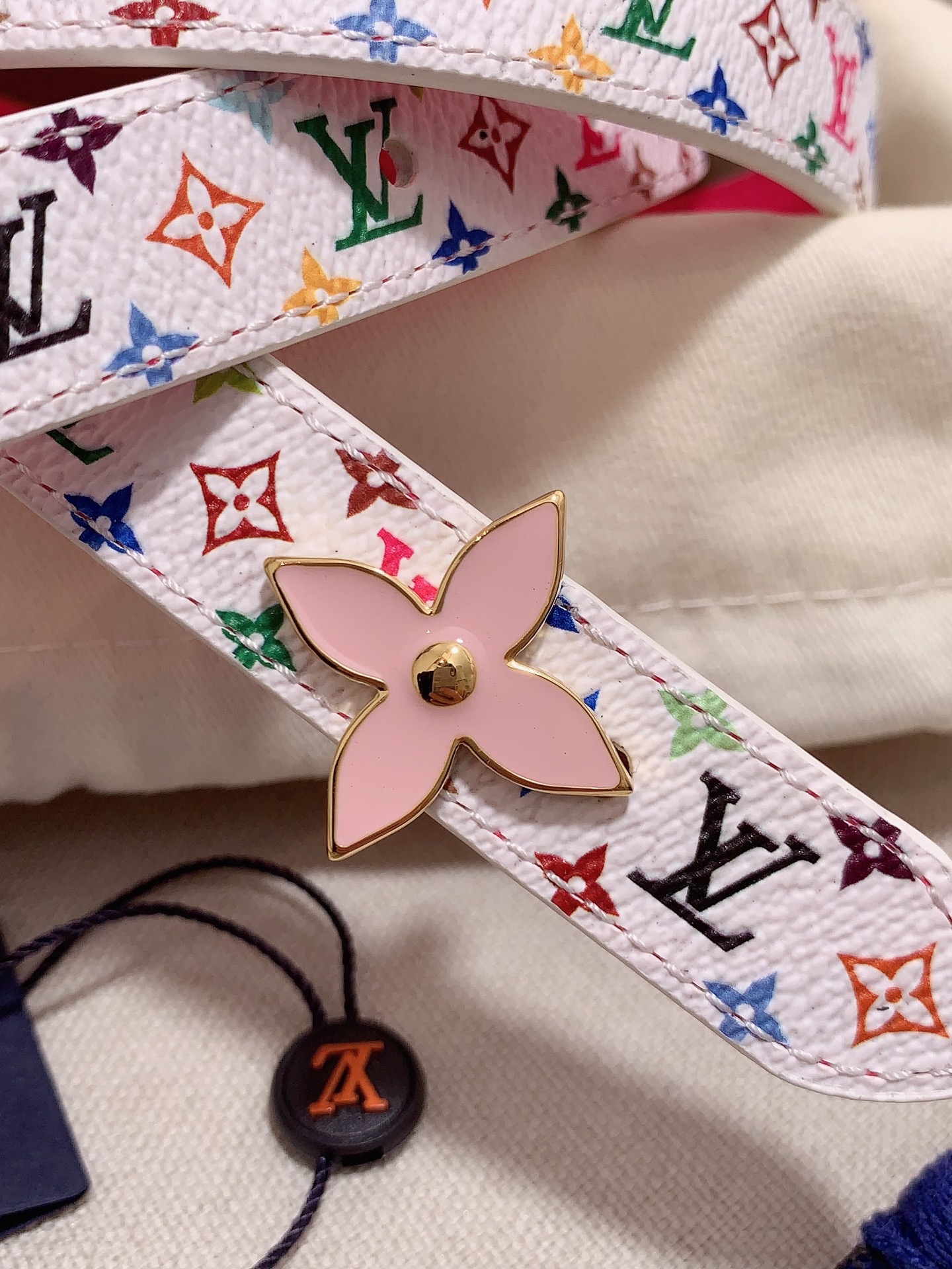  Louis vuitton
宽度：1.5cm
l v 村上隆联名腰带。实用又精致。精致又好看的1.5m
