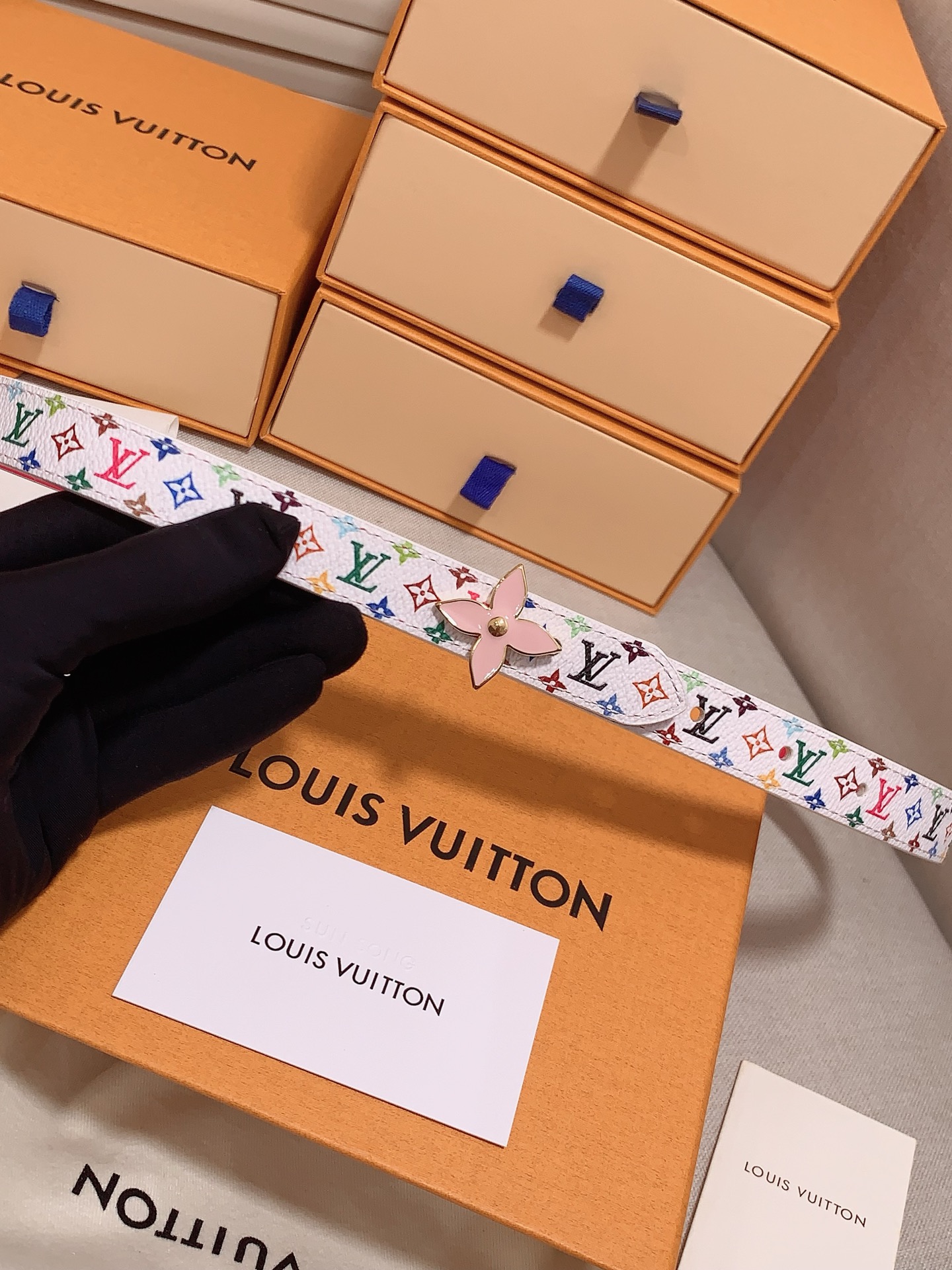  Louis vuitton
宽度：1.5cm
l v 村上隆联名腰带。实用又精致。精致又好看的1.5m