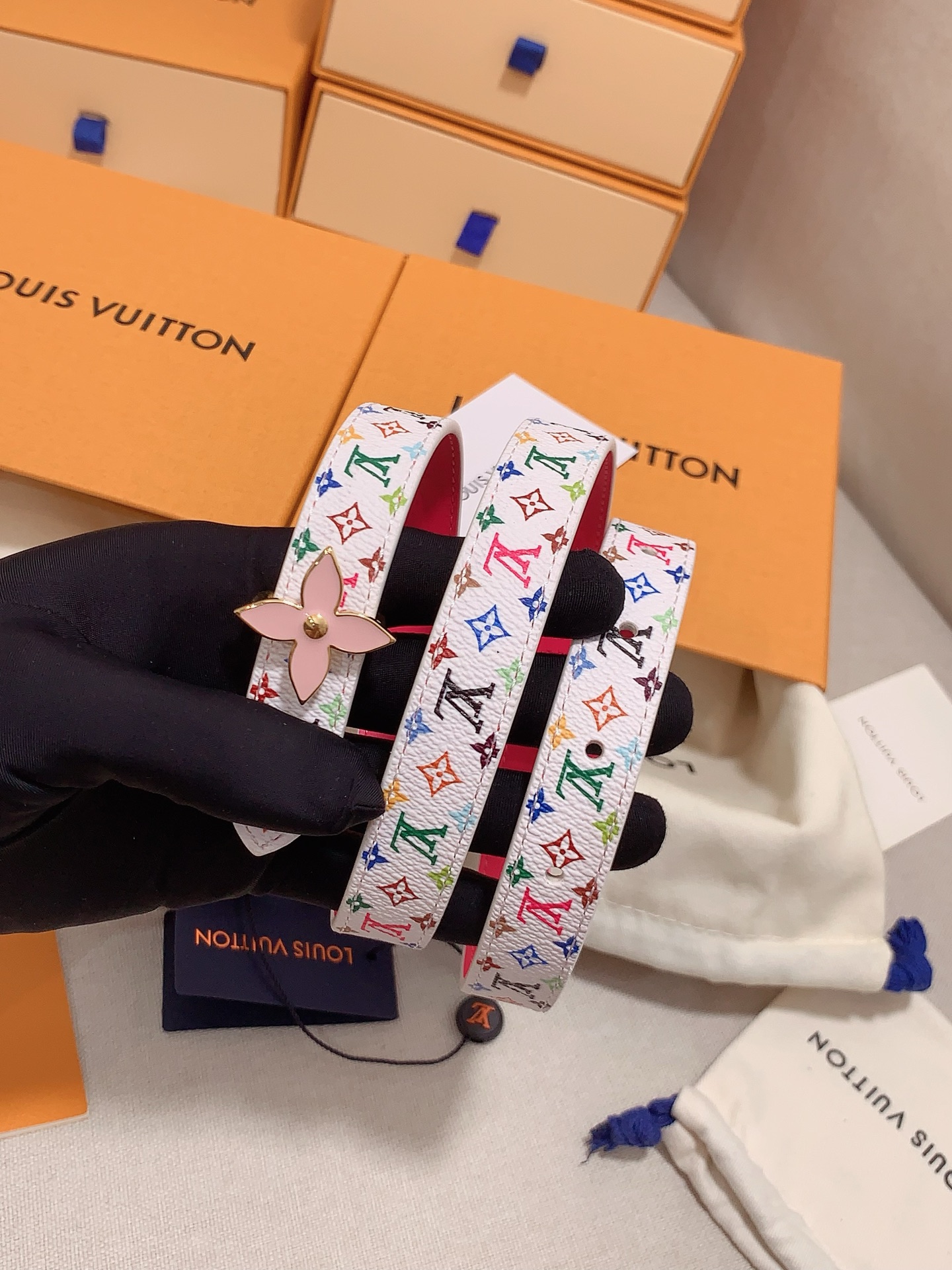  Louis vuitton
宽度：1.5cm
l v 村上隆联名腰带。实用又精致。精致又好看的1.5m