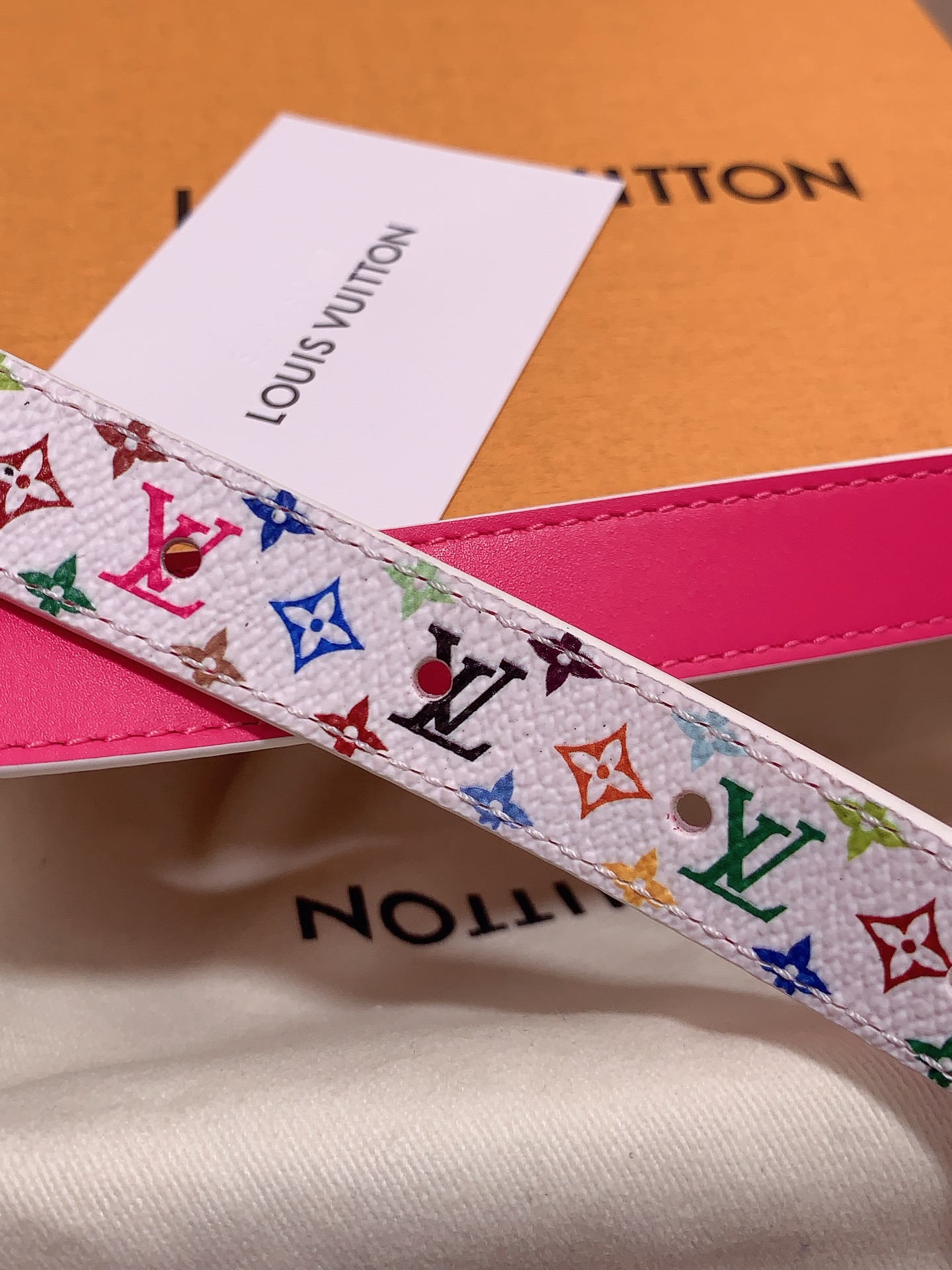  Louis vuitton
宽度：1.5cm
l v 村上隆联名腰带。实用又精致。精致又好看的1.5m