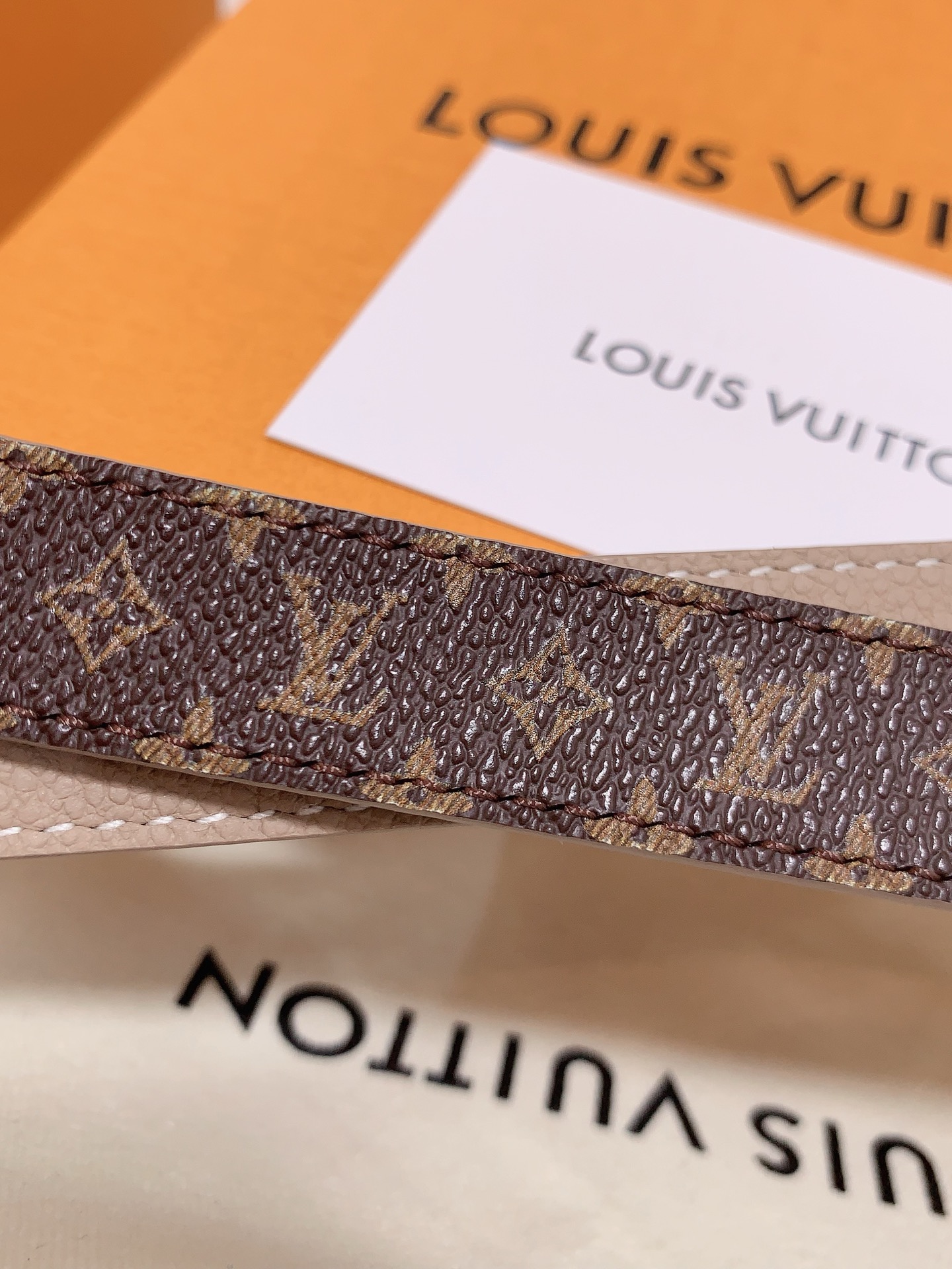  Louis vuitton
宽度：1.5cm
l v 村上隆联名腰带。实用又精致。精致又好看的1.5m