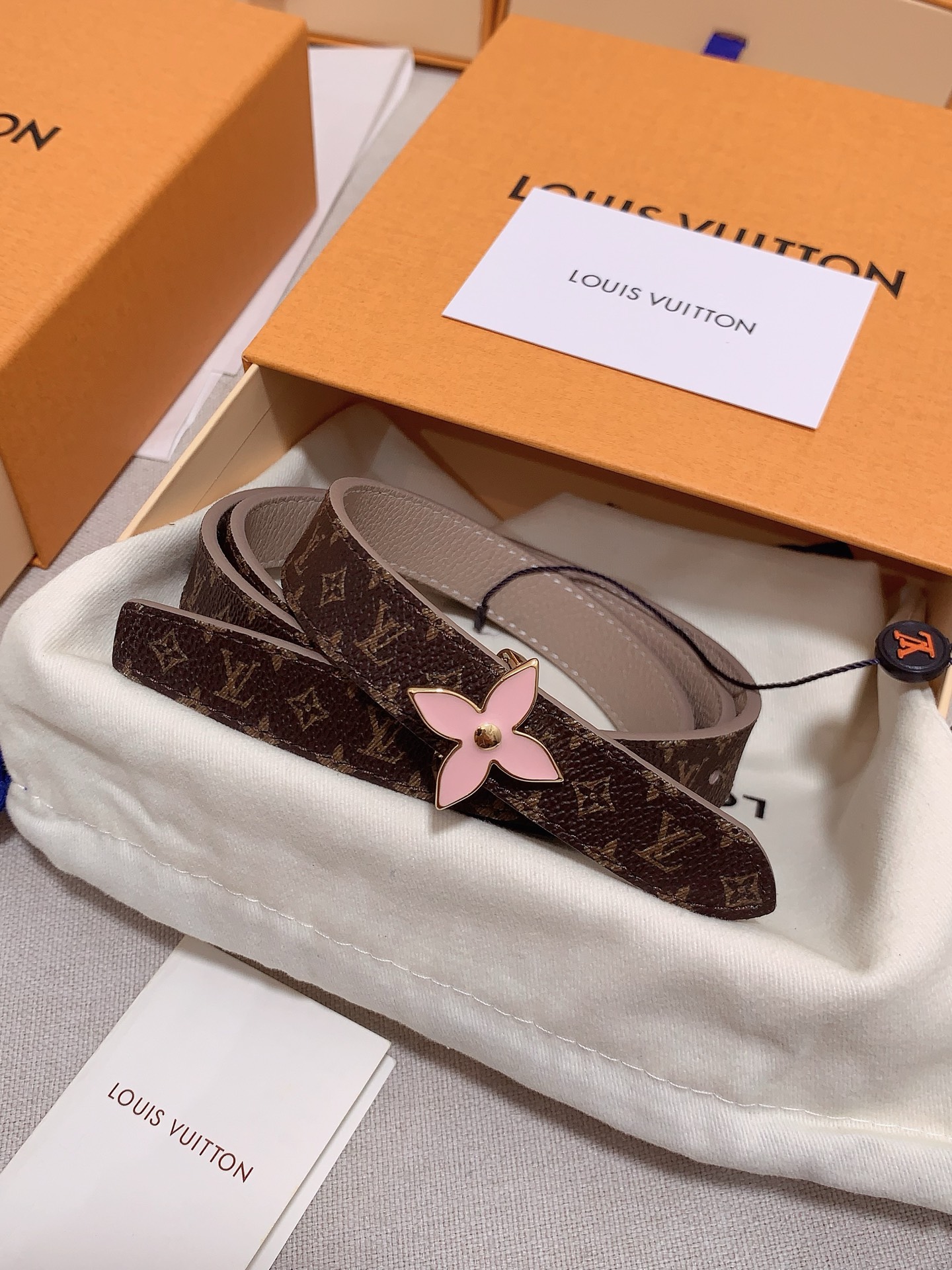  Louis vuitton
宽度：1.5cm
l v 村上隆联名腰带。实用又精致。精致又好看的1.5m