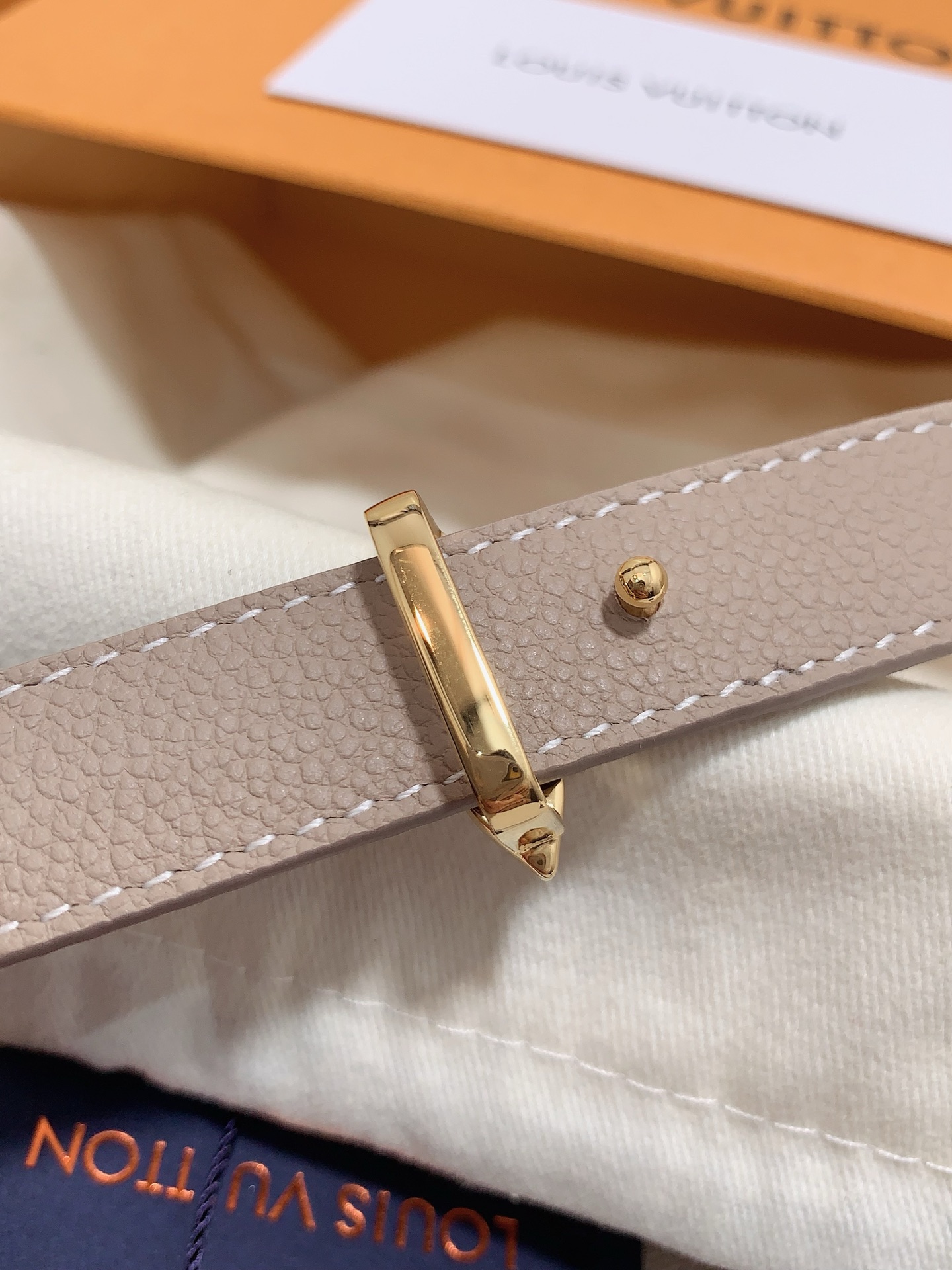  Louis vuitton
宽度：1.5cm
l v 村上隆联名腰带。实用又精致。精致又好看的1.5m