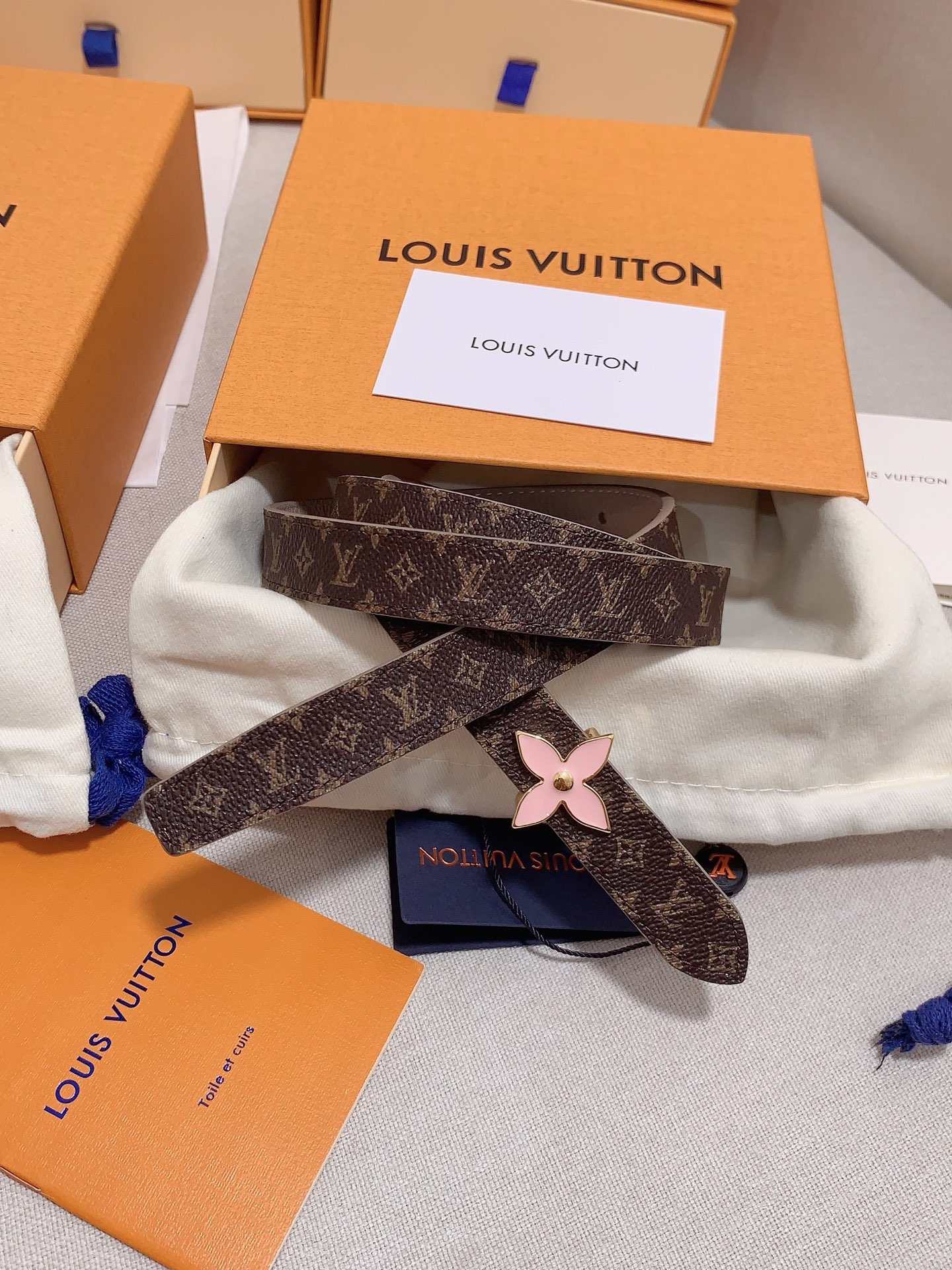  Louis vuitton
宽度：1.5cm
l v 村上隆联名腰带。实用又精致。精致又好看的1.5m