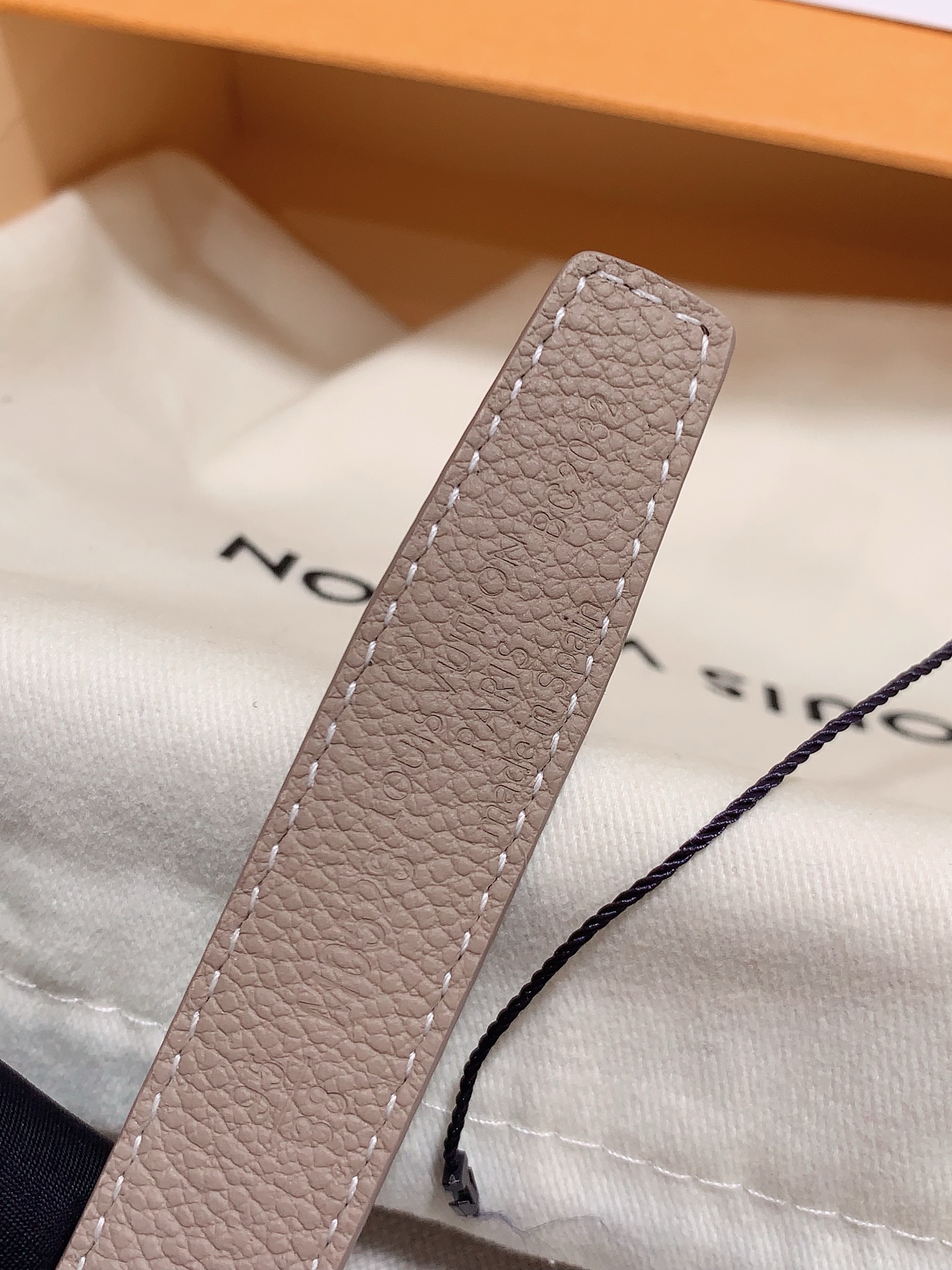  Louis vuitton
宽度：1.5cm
l v 村上隆联名腰带。实用又精致。精致又好看的1.5m