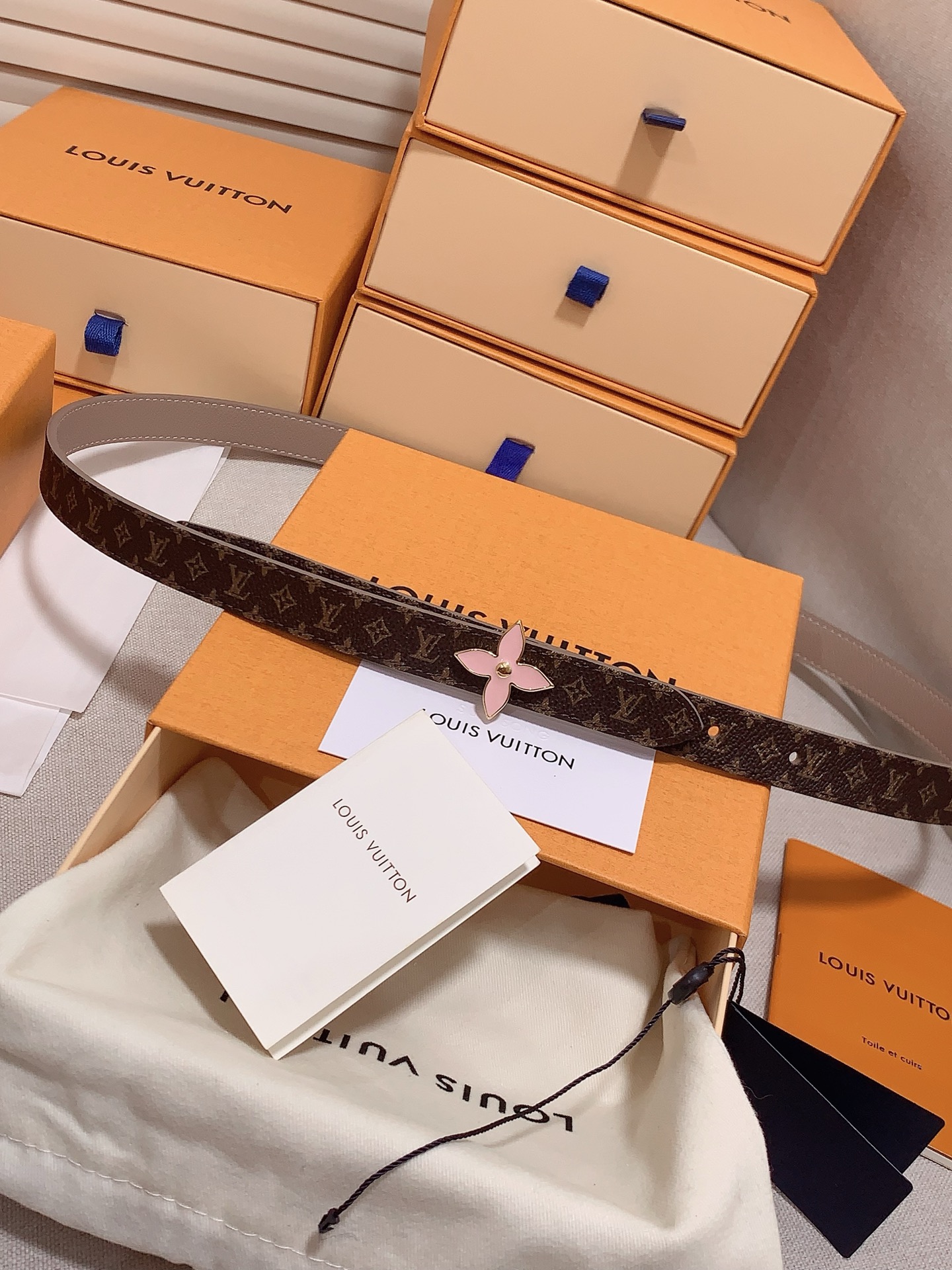  Louis vuitton
宽度：1.5cm
l v 村上隆联名腰带。实用又精致。精致又好看的1.5m