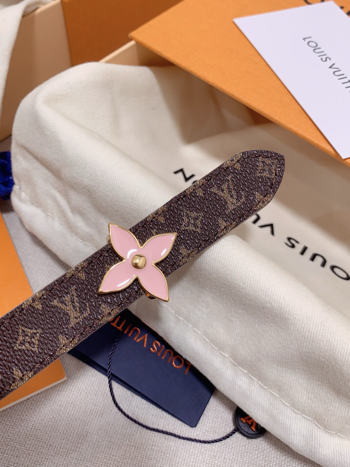  Louis vuitton
宽度：1.5cm
l v 村上隆联名腰带。实用又精致。精致又好看的1.5m