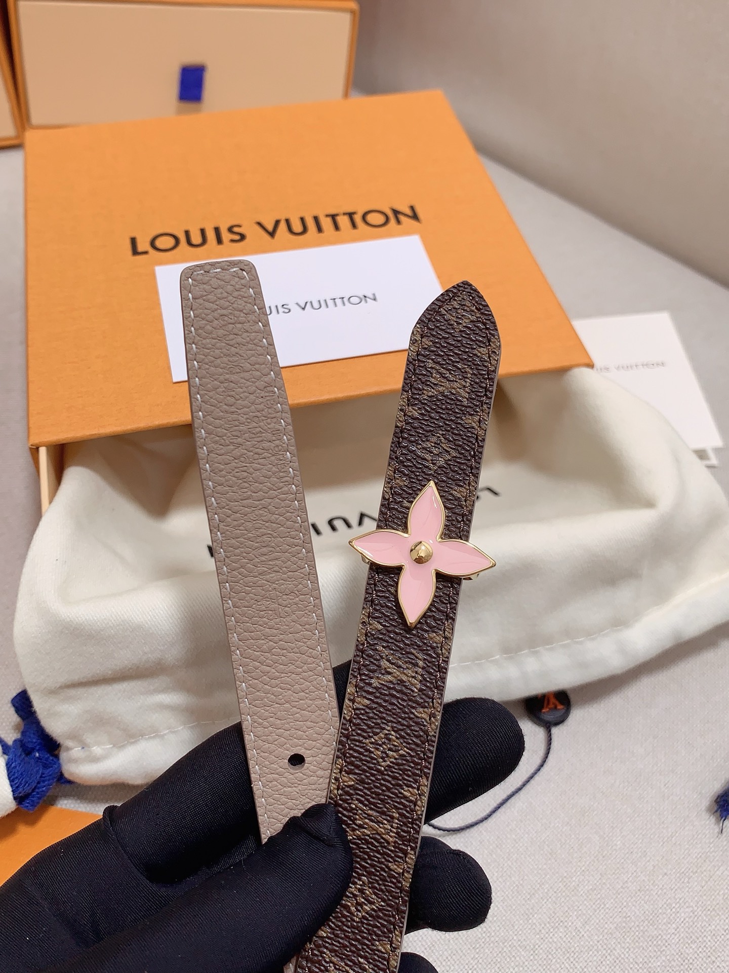  Louis vuitton
宽度：1.5cm
l v 村上隆联名腰带。实用又精致。精致又好看的1.5m