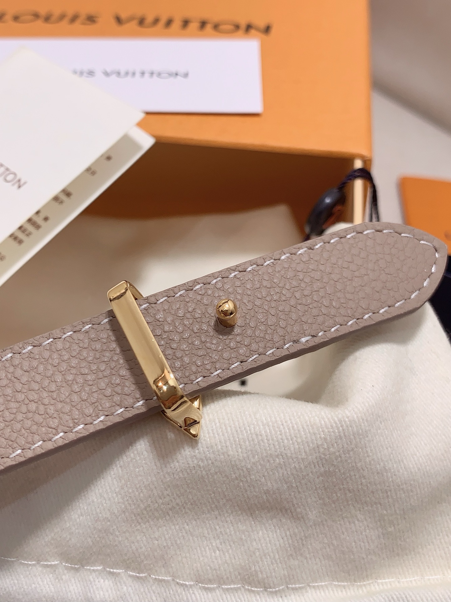  Louis vuitton
宽度：1.5cm
l v 村上隆联名腰带。实用又精致。精致又好看的1.5m