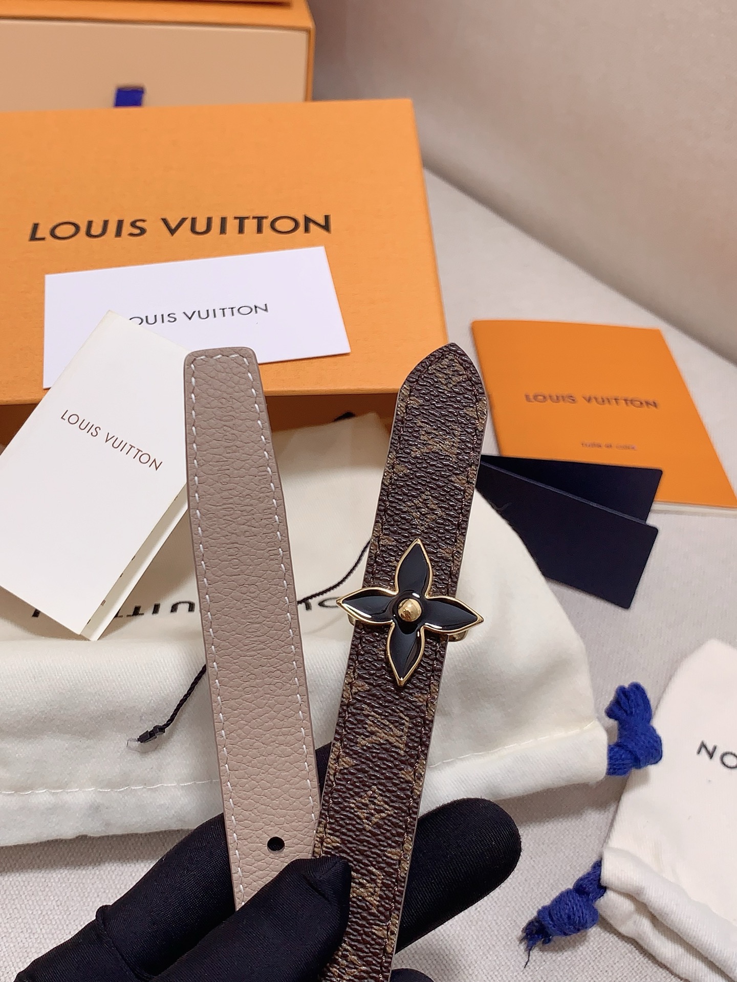  Louis vuitton
宽度：1.5cm
l v 村上隆联名腰带。实用又精致。精致又好看的1.5m