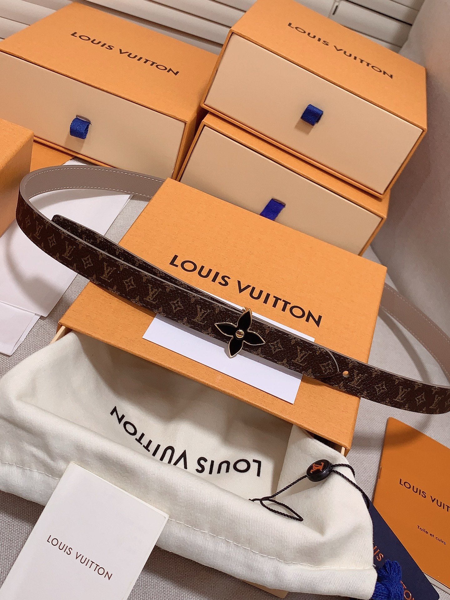  Louis vuitton
宽度：1.5cm
l v 村上隆联名腰带。实用又精致。精致又好看的1.5m