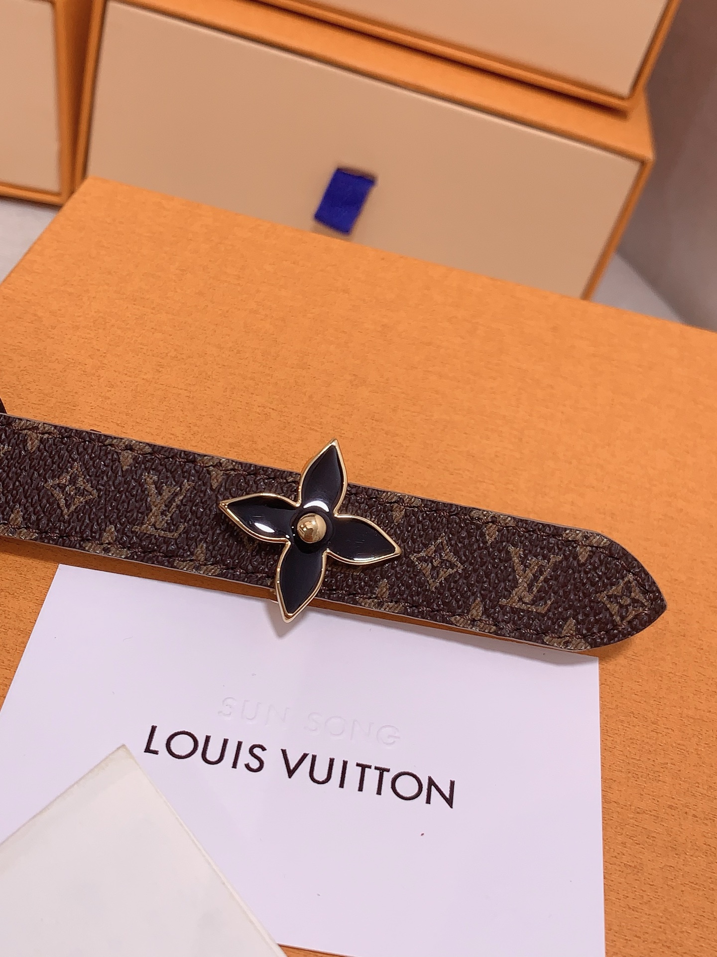  Louis vuitton
宽度：1.5cm
l v 村上隆联名腰带。实用又精致。精致又好看的1.5m