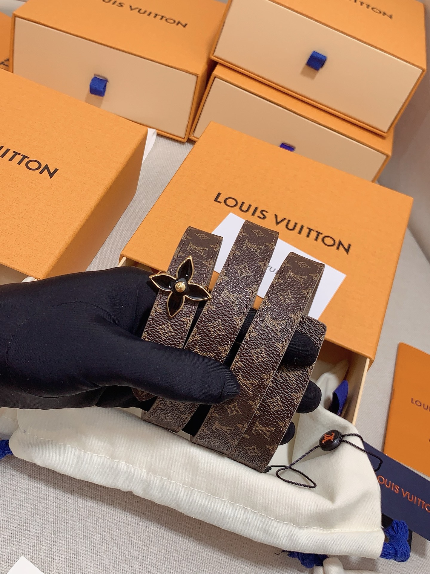  Louis vuitton
宽度：1.5cm
l v 村上隆联名腰带。实用又精致。精致又好看的1.5m