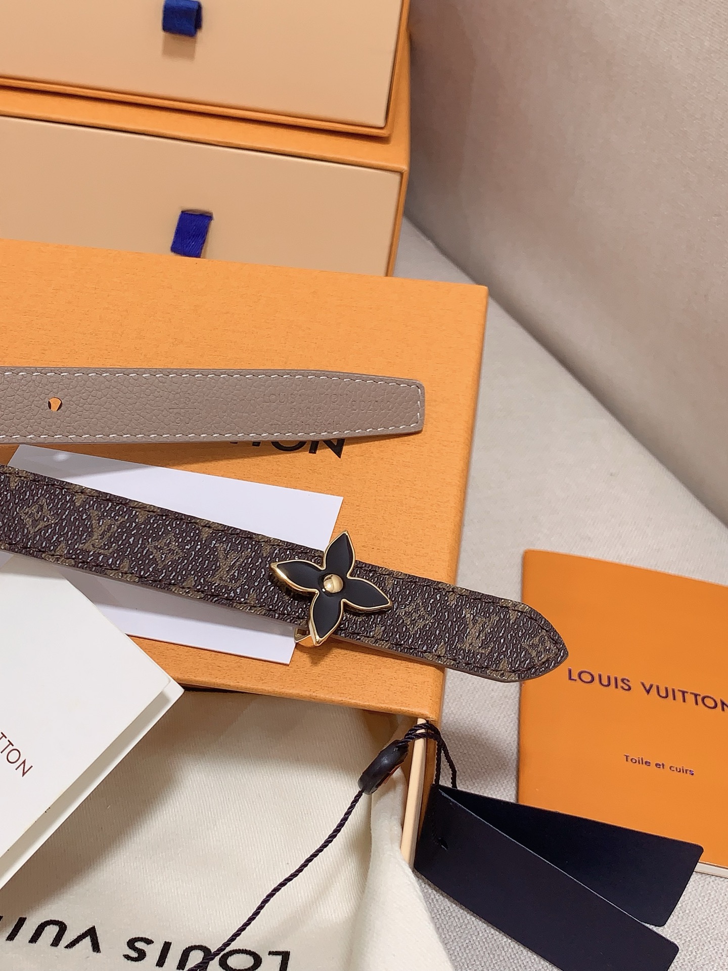  Louis vuitton
宽度：1.5cm
l v 村上隆联名腰带。实用又精致。精致又好看的1.5m