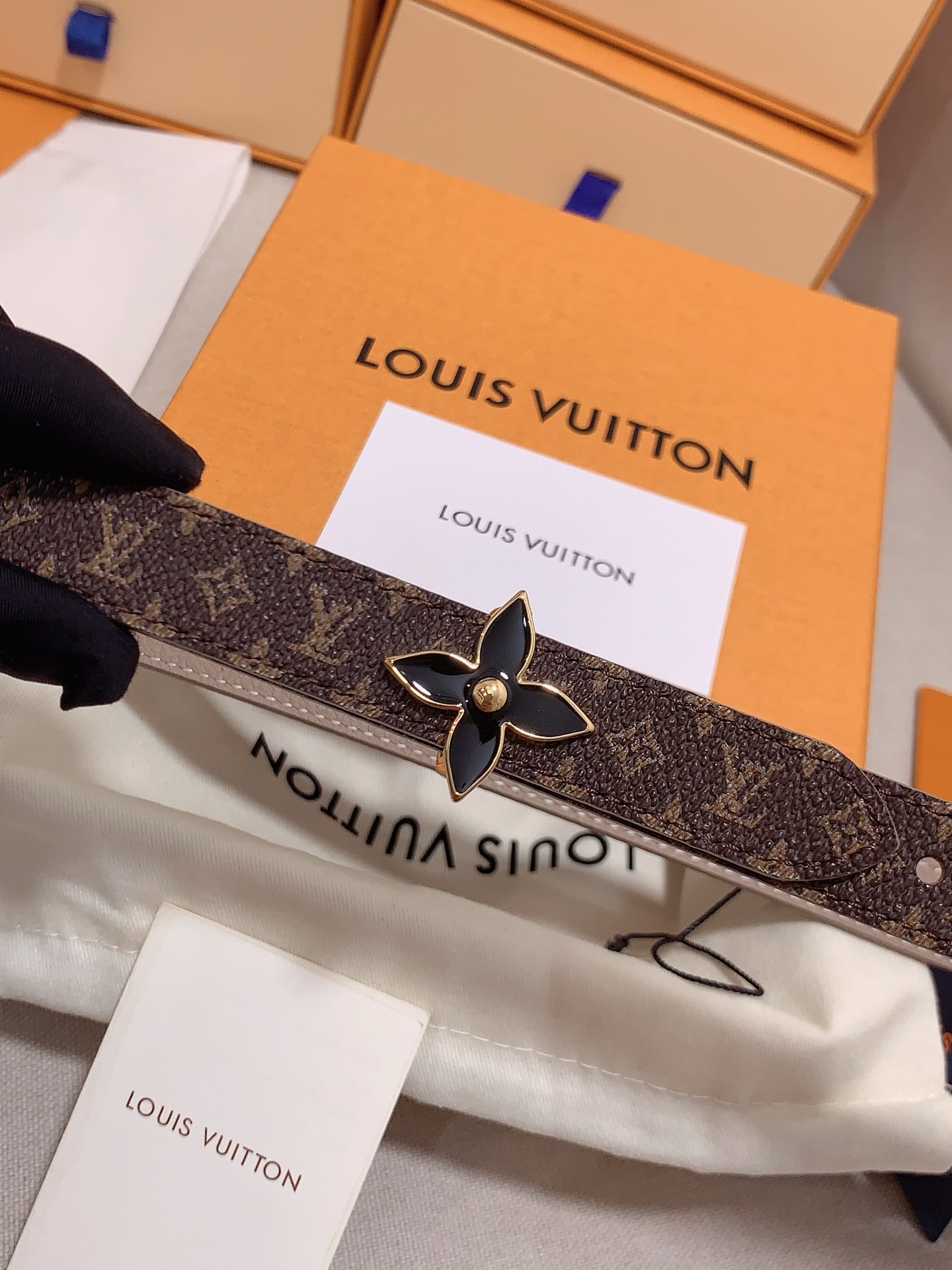  Louis vuitton
宽度：1.5cm
l v 村上隆联名腰带。实用又精致。精致又好看的1.5m