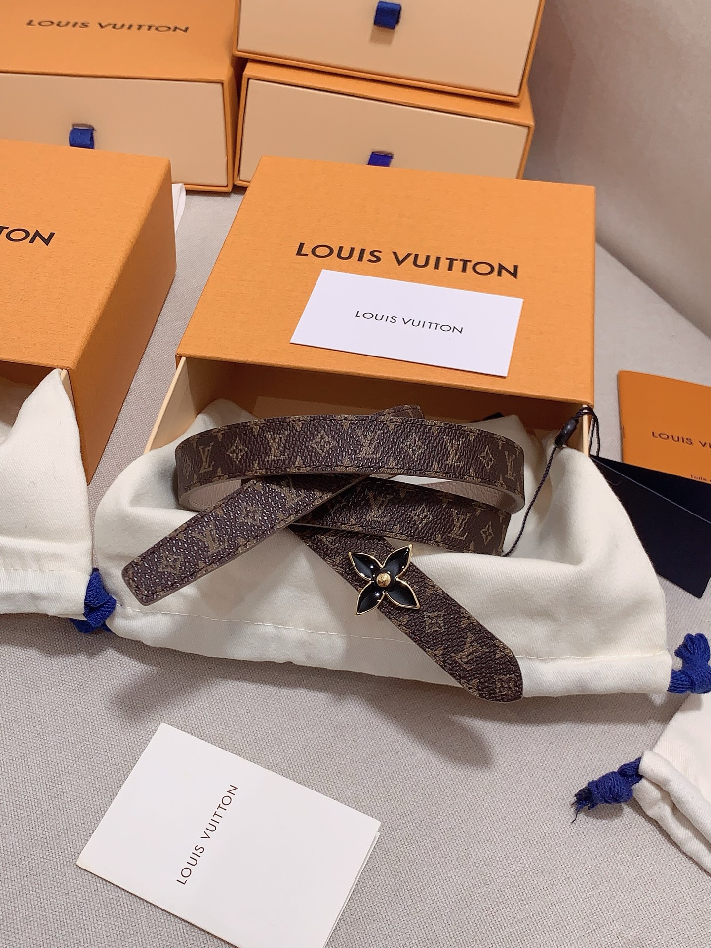  Louis vuitton
宽度：1.5cm
l v 村上隆联名腰带。实用又精致。精致又好看的1.5m