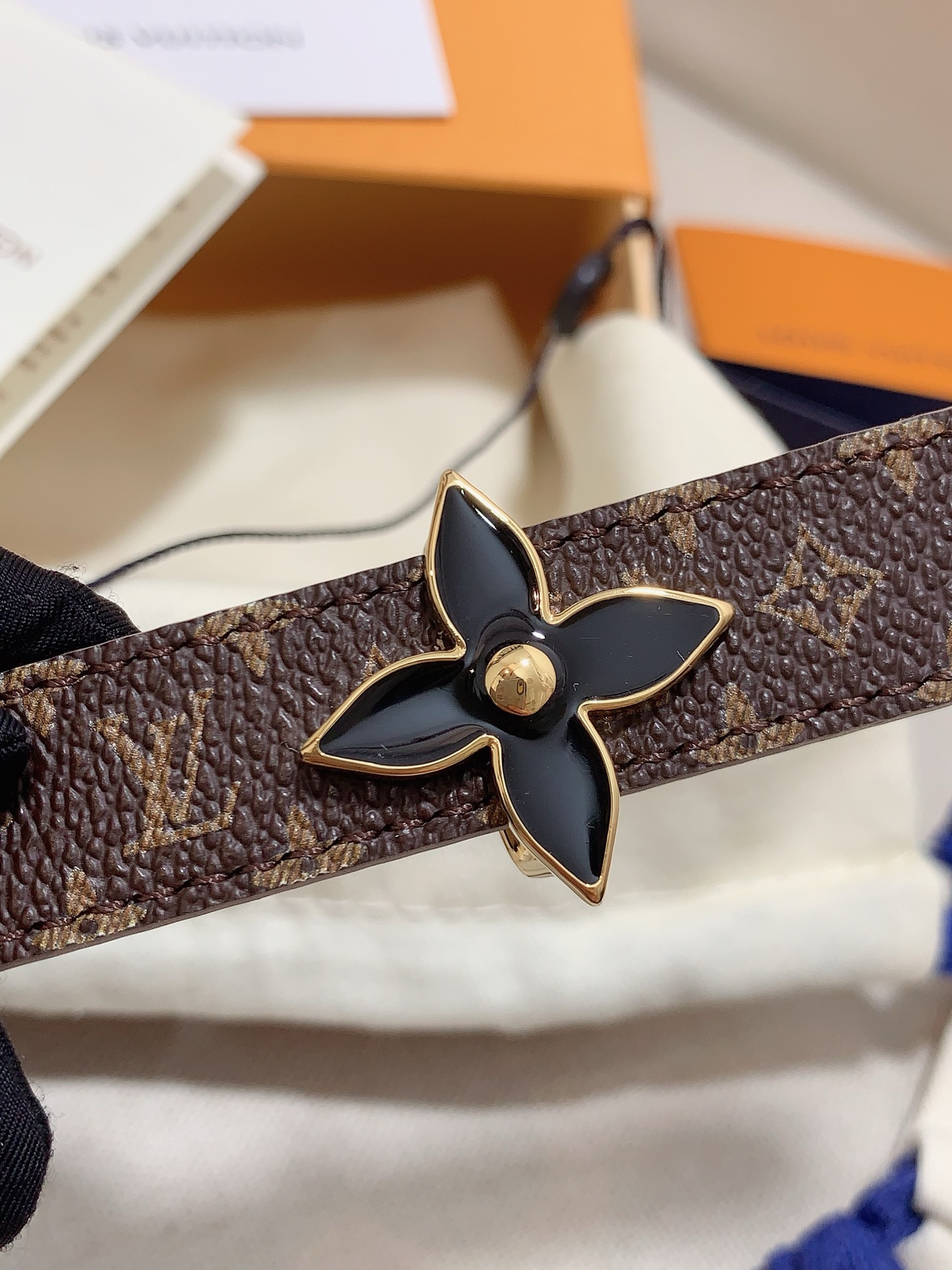 Louis vuitton
宽度：1.5cm
l v 村上隆联名腰带。实用又精致。精致又好看的1.5m