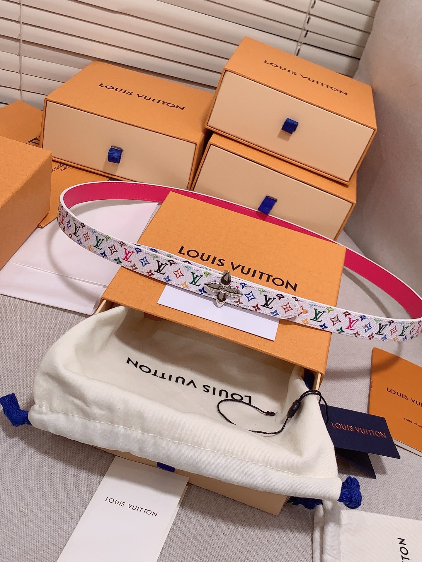  Louis vuitton
宽度：1.5cm
l v 村上隆联名腰带。实用又精致。精致又好看的1.5m