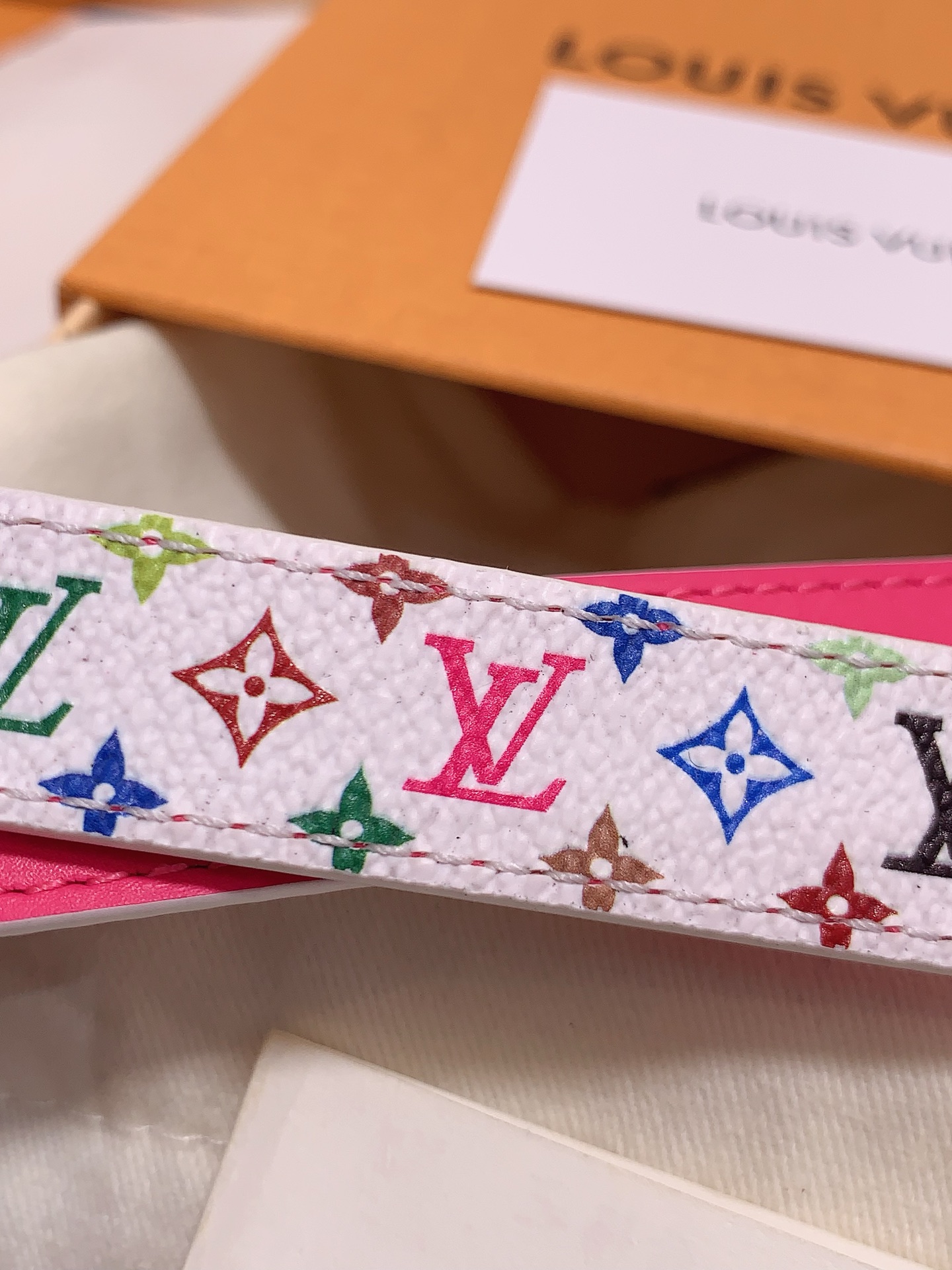  Louis vuitton
宽度：1.5cm
l v 村上隆联名腰带。实用又精致。精致又好看的1.5m