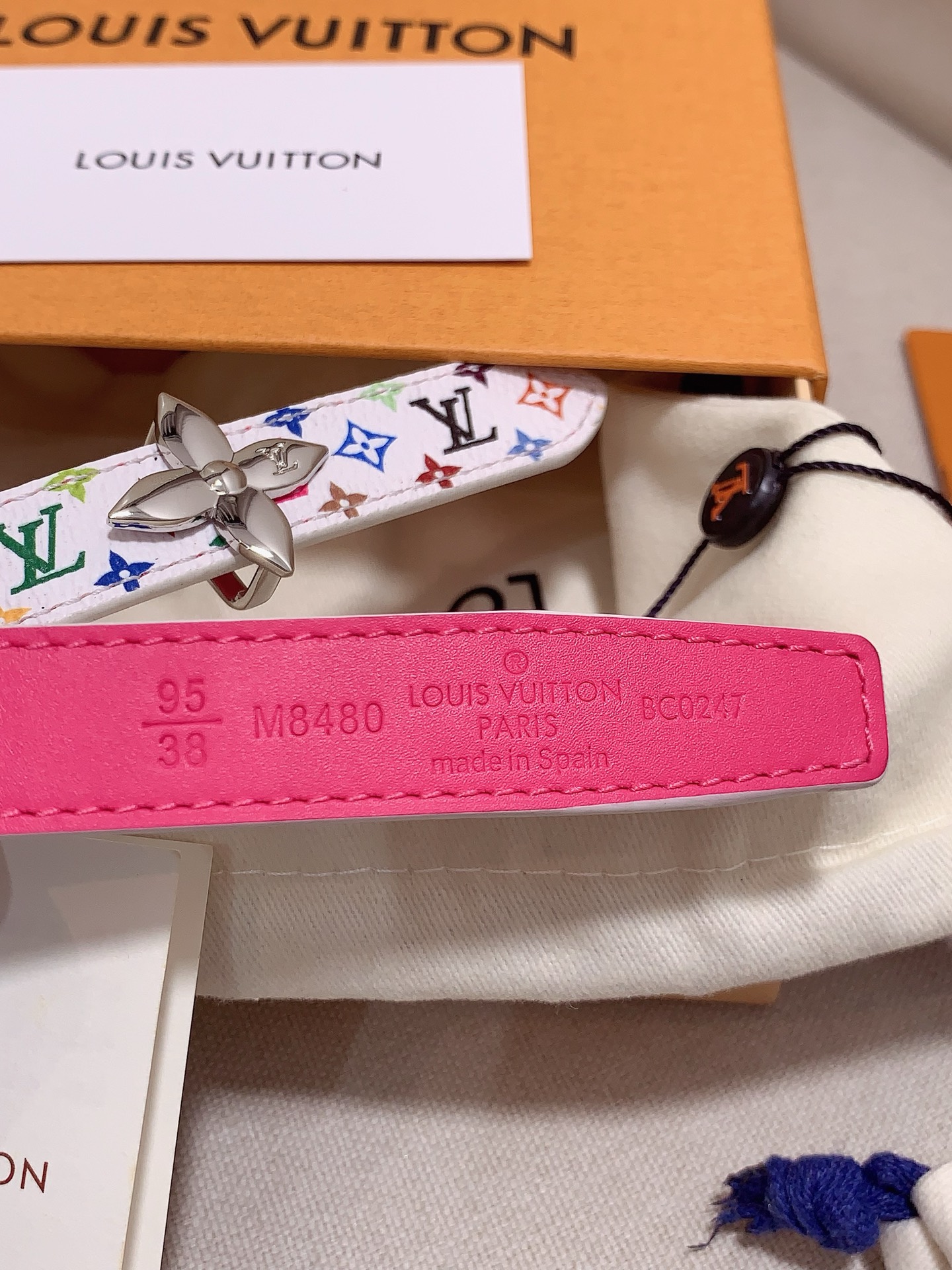  Louis vuitton
宽度：1.5cm
l v 村上隆联名腰带。实用又精致。精致又好看的1.5m
