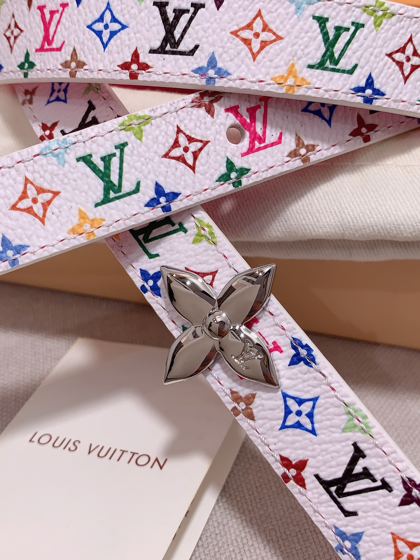  Louis vuitton
宽度：1.5cm
l v 村上隆联名腰带。实用又精致。精致又好看的1.5m