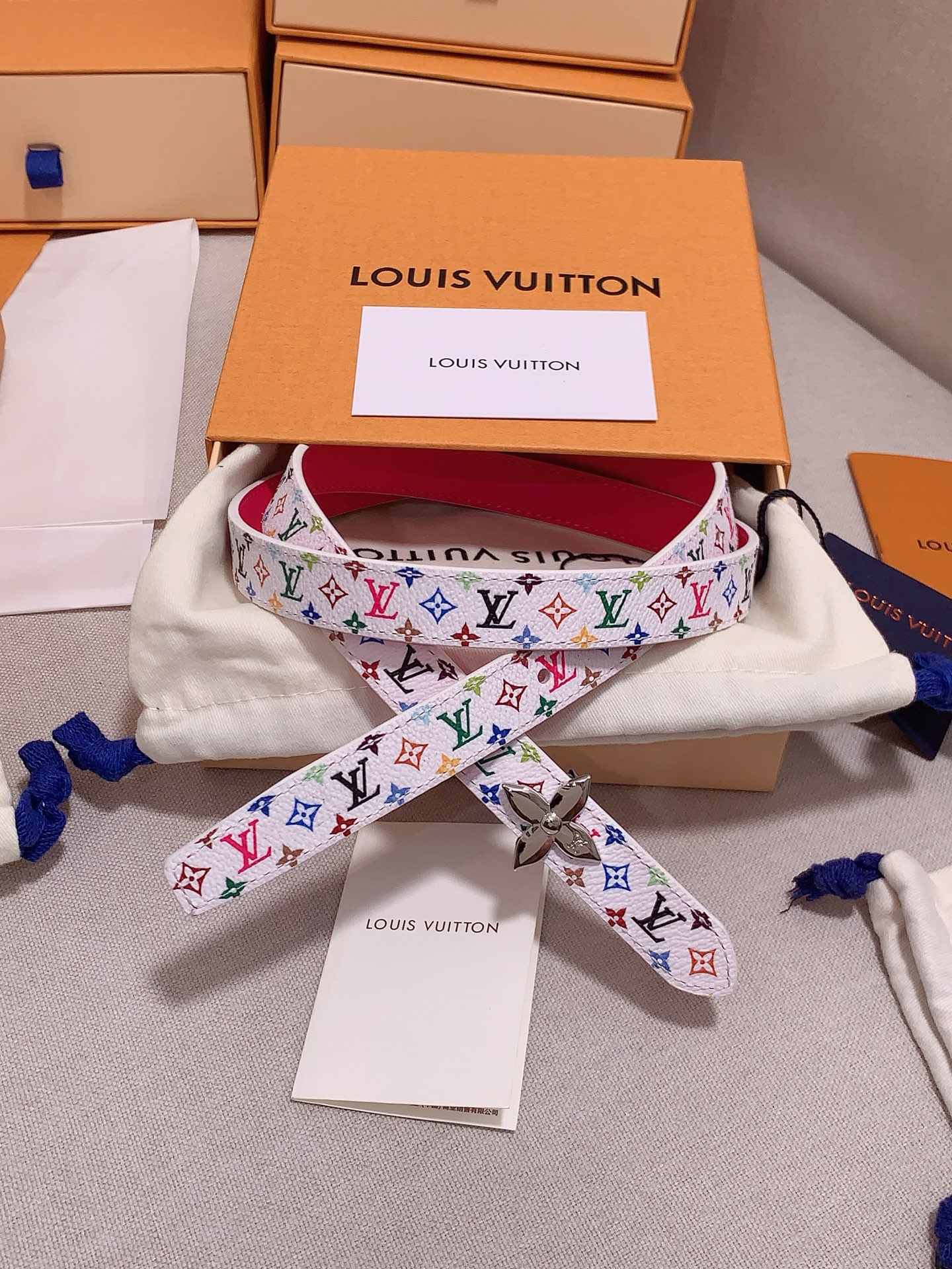 Louis vuitton
宽度：1.5cm
l v 村上隆联名腰带。实用又精致。精致又好看的1.5m