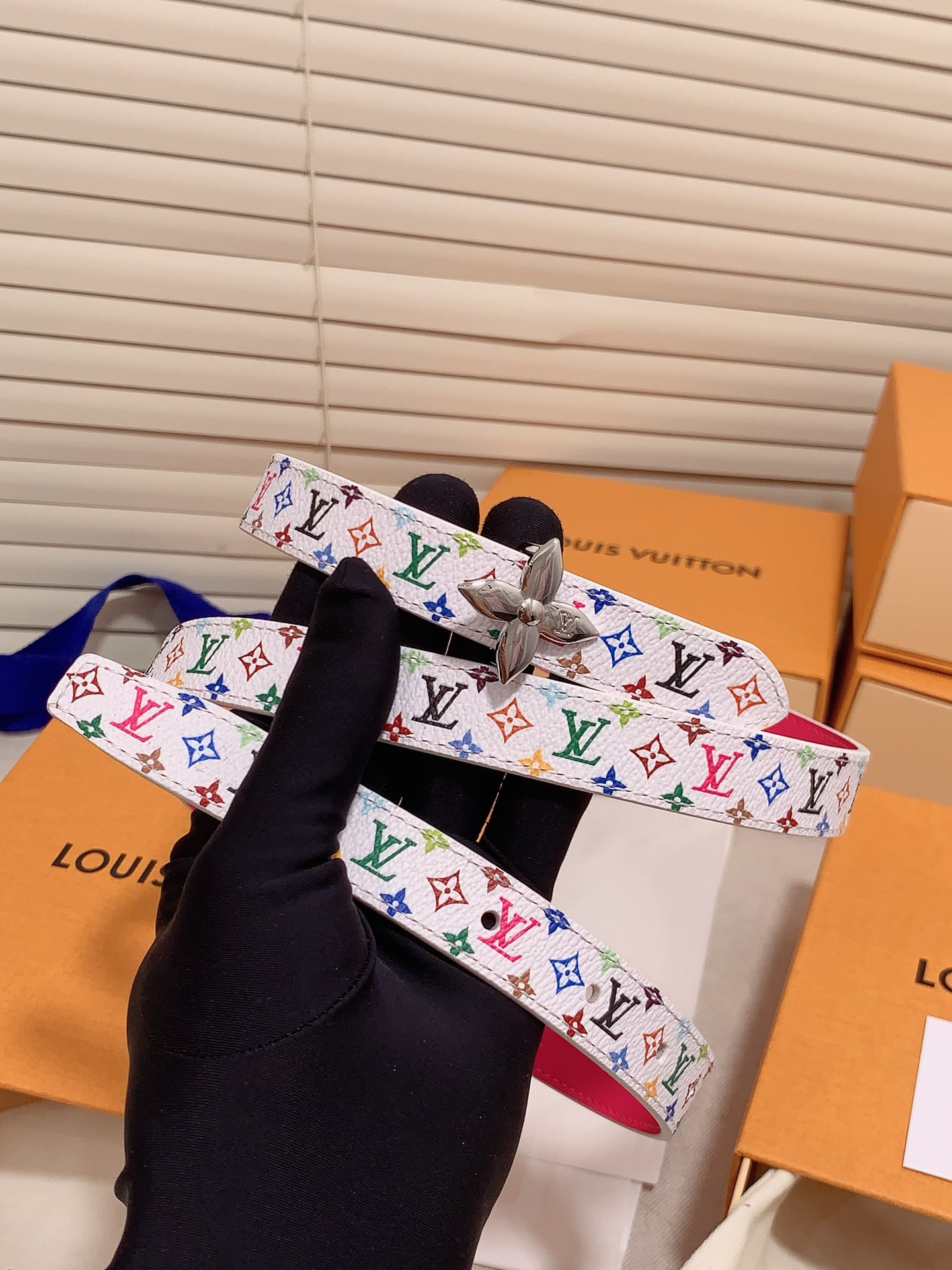  Louis vuitton
宽度：1.5cm
l v 村上隆联名腰带。实用又精致。精致又好看的1.5m