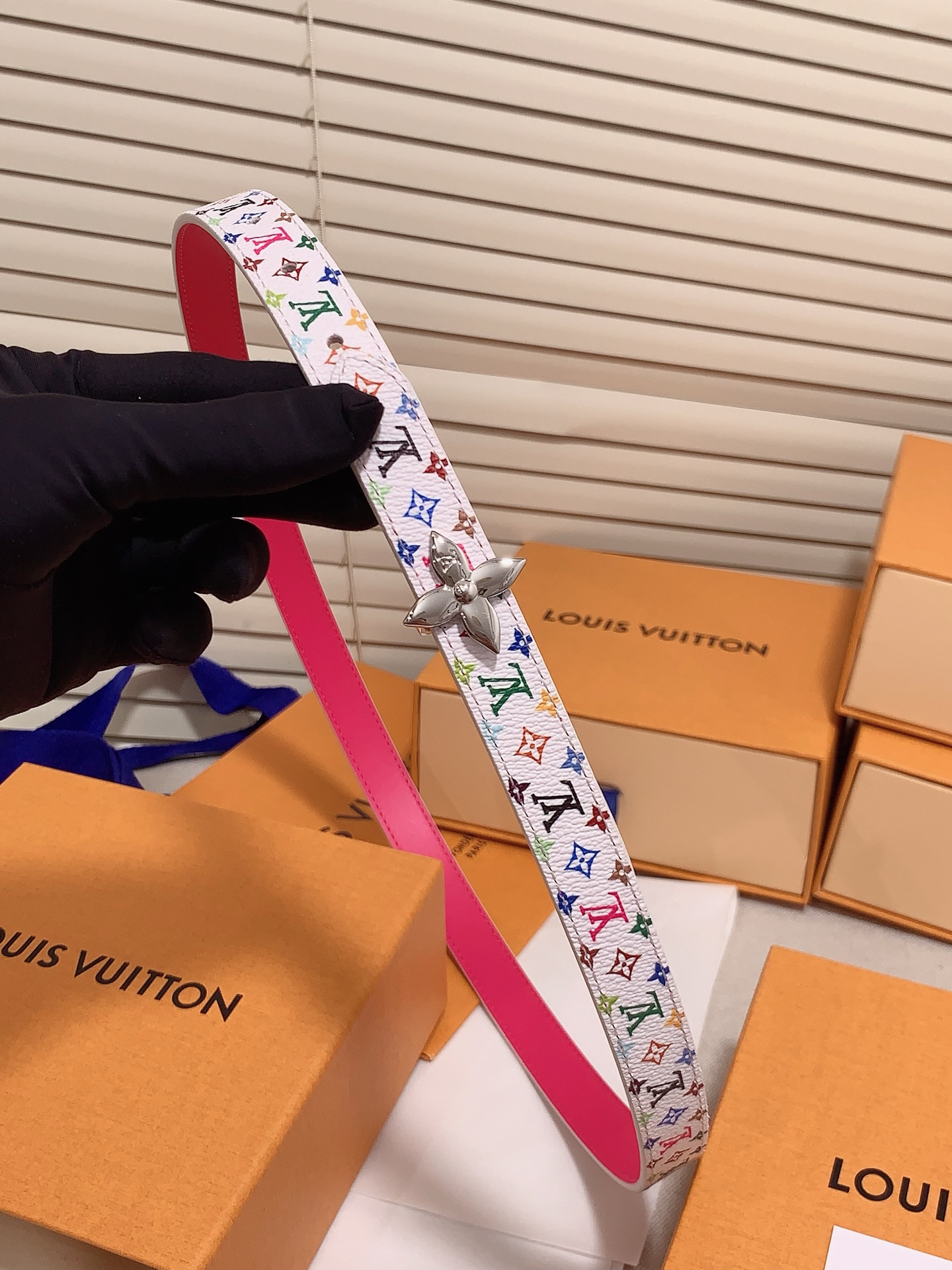  Louis vuitton
宽度：1.5cm
l v 村上隆联名腰带。实用又精致。精致又好看的1.5m