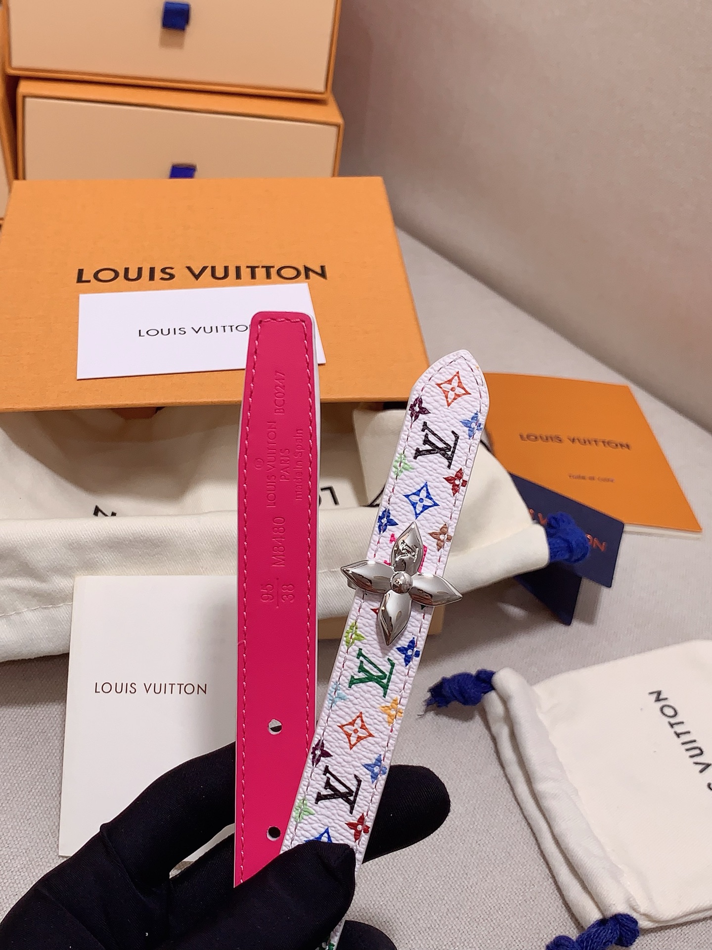  Louis vuitton
宽度：1.5cm
l v 村上隆联名腰带。实用又精致。精致又好看的1.5m