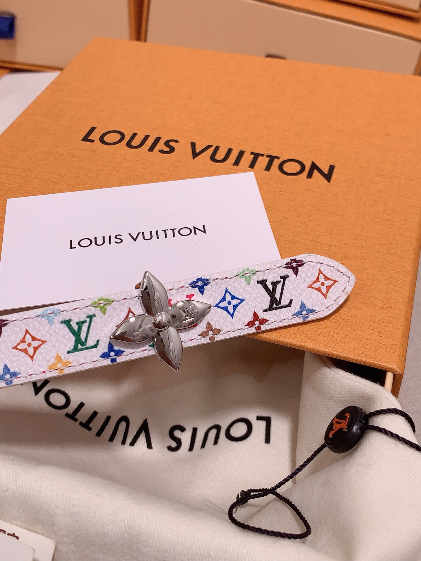  Louis vuitton
宽度：1.5cm
l v 村上隆联名腰带。实用又精致。精致又好看的1.5m