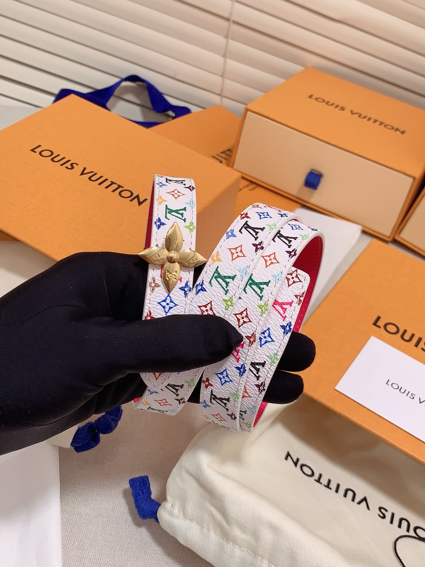  Louis vuitton
宽度：1.5cm
l v 村上隆联名腰带。实用又精致。精致又好看的1.5m