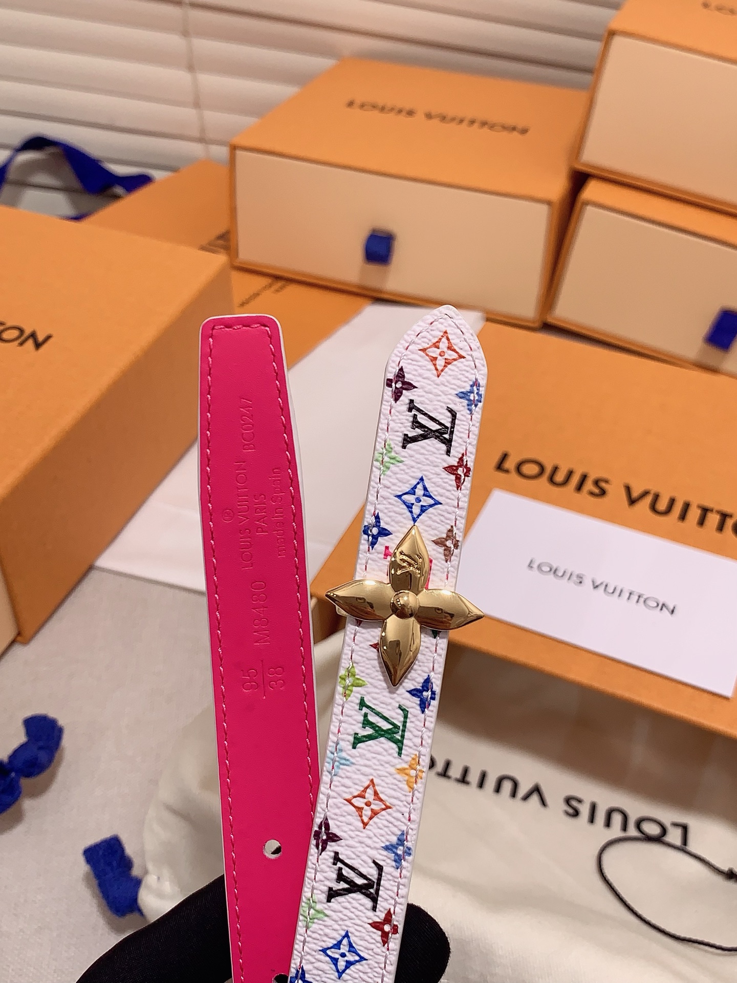  Louis vuitton
宽度：1.5cm
l v 村上隆联名腰带。实用又精致。精致又好看的1.5m