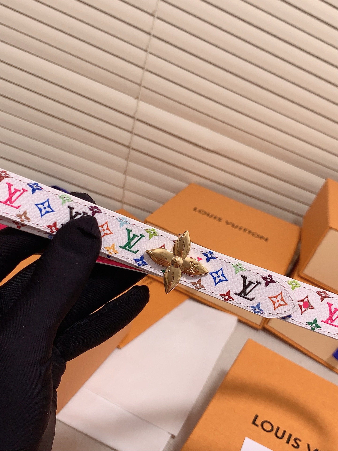  Louis vuitton
宽度：1.5cm
l v 村上隆联名腰带。实用又精致。精致又好看的1.5m