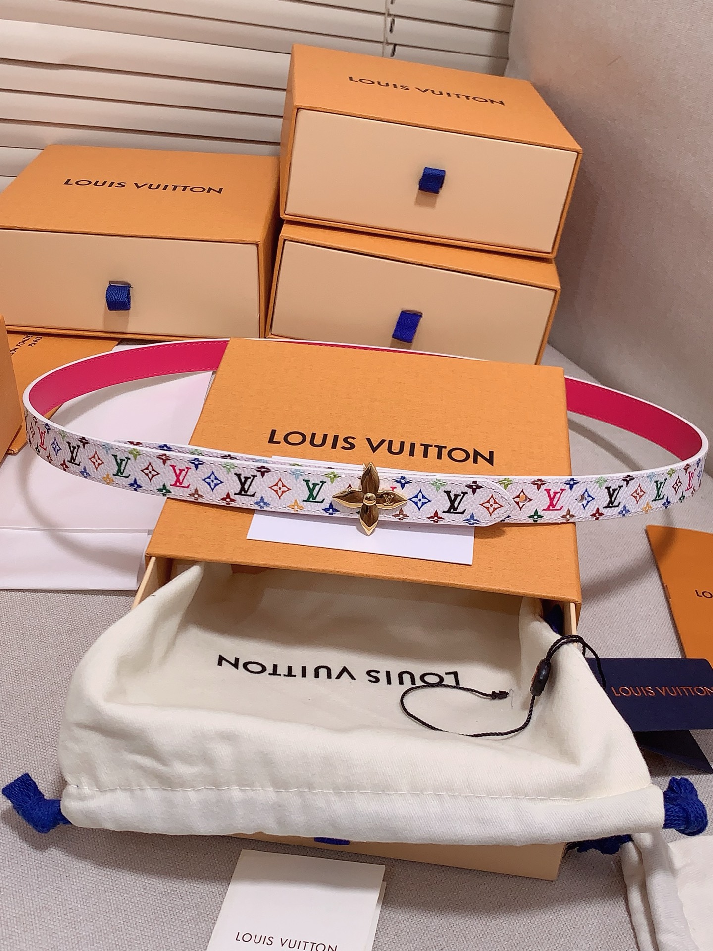  Louis vuitton
宽度：1.5cm
l v 村上隆联名腰带。实用又精致。精致又好看的1.5m