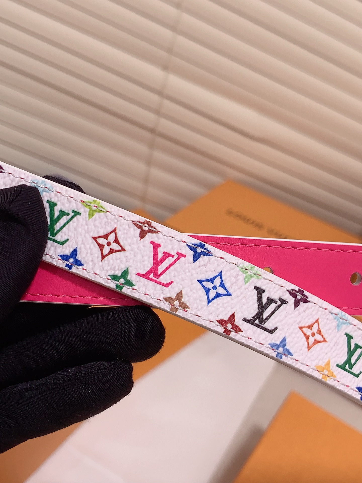  Louis vuitton
宽度：1.5cm
l v 村上隆联名腰带。实用又精致。精致又好看的1.5m