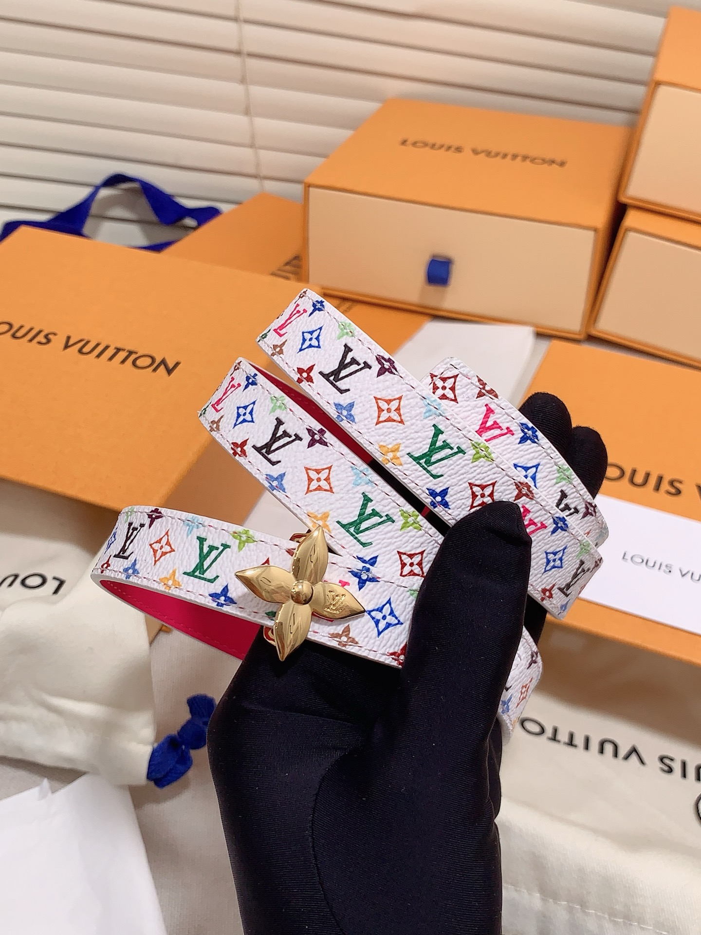  Louis vuitton
宽度：1.5cm
l v 村上隆联名腰带。实用又精致。精致又好看的1.5m