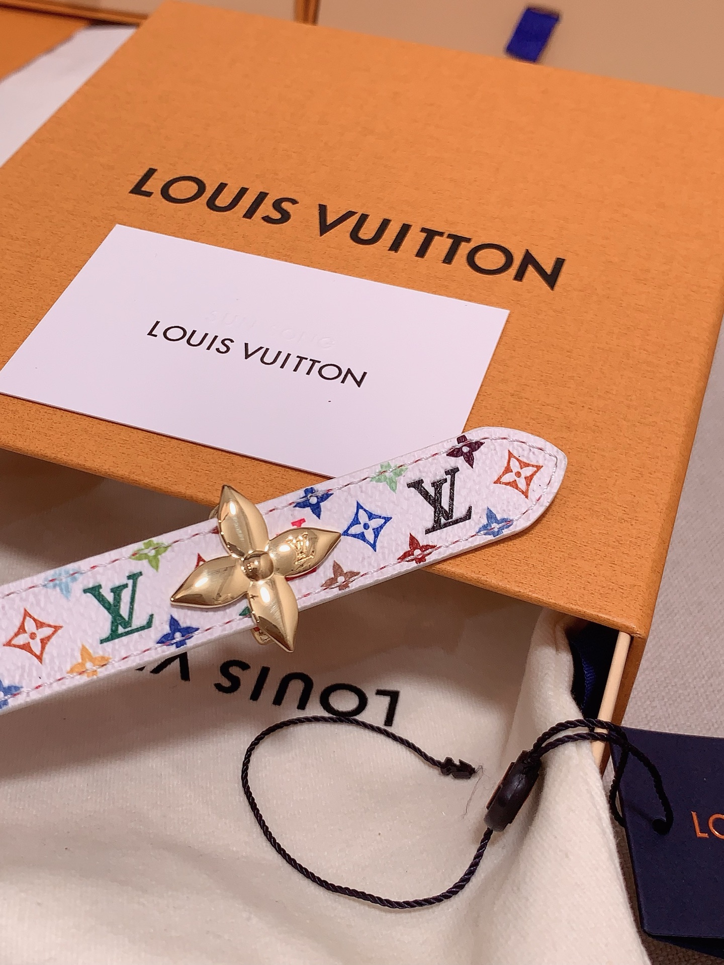  Louis vuitton
宽度：1.5cm
l v 村上隆联名腰带。实用又精致。精致又好看的1.5m