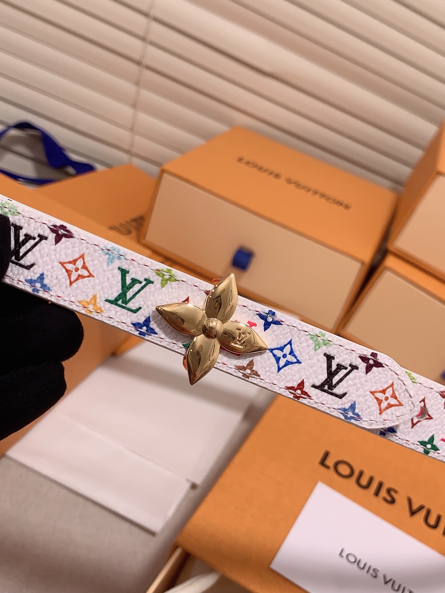  Louis vuitton
宽度：1.5cm
l v 村上隆联名腰带。实用又精致。精致又好看的1.5m